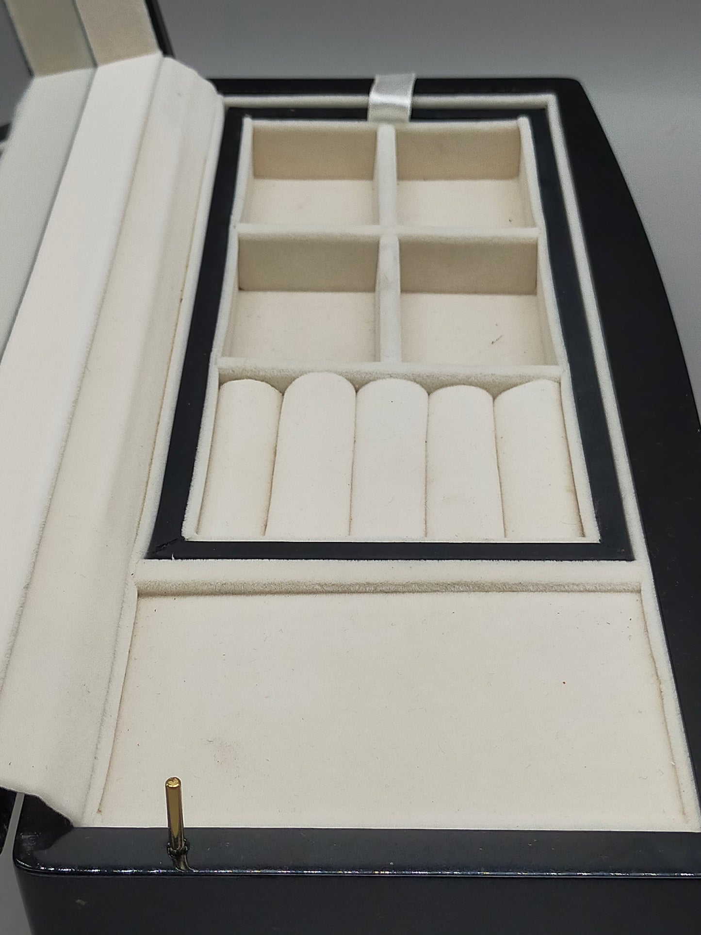 Elegante Schmuckschatulle mit Musikwerk Wurzelholz Design
