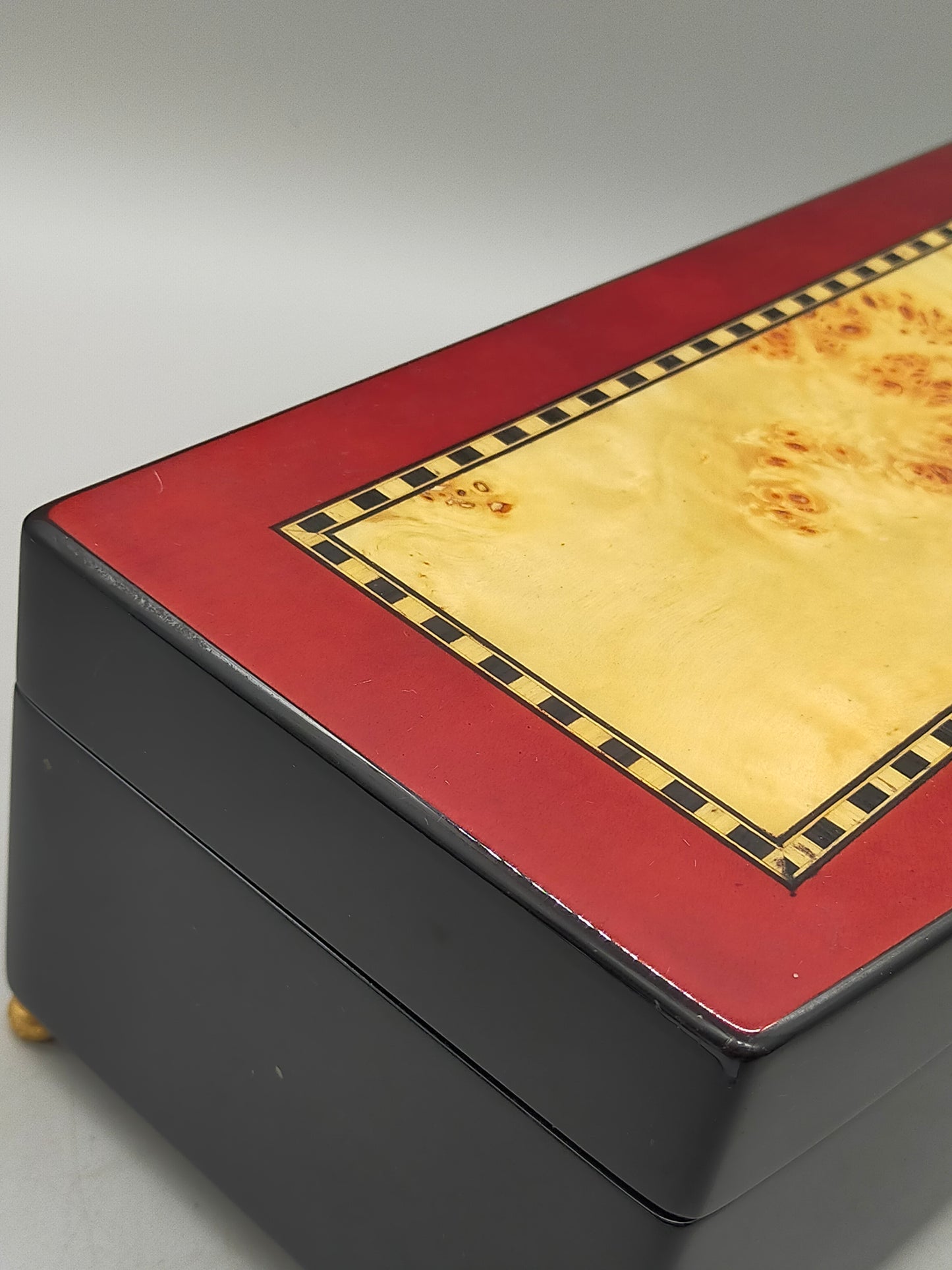 Elegante Schmuckschatulle mit Musikwerk Wurzelholz Design