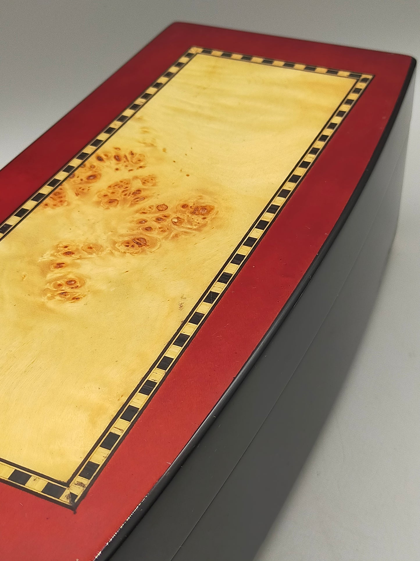 Elegante Schmuckschatulle mit Musikwerk Wurzelholz Design