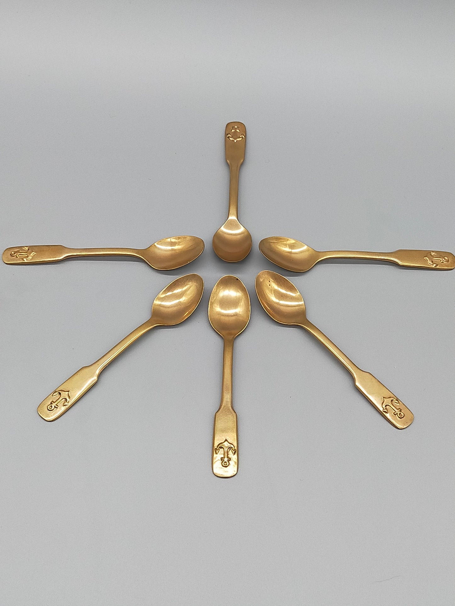 Sechs goldfarbene Löffel mit Anker-Motiv Maritimes Vintage-Besteck