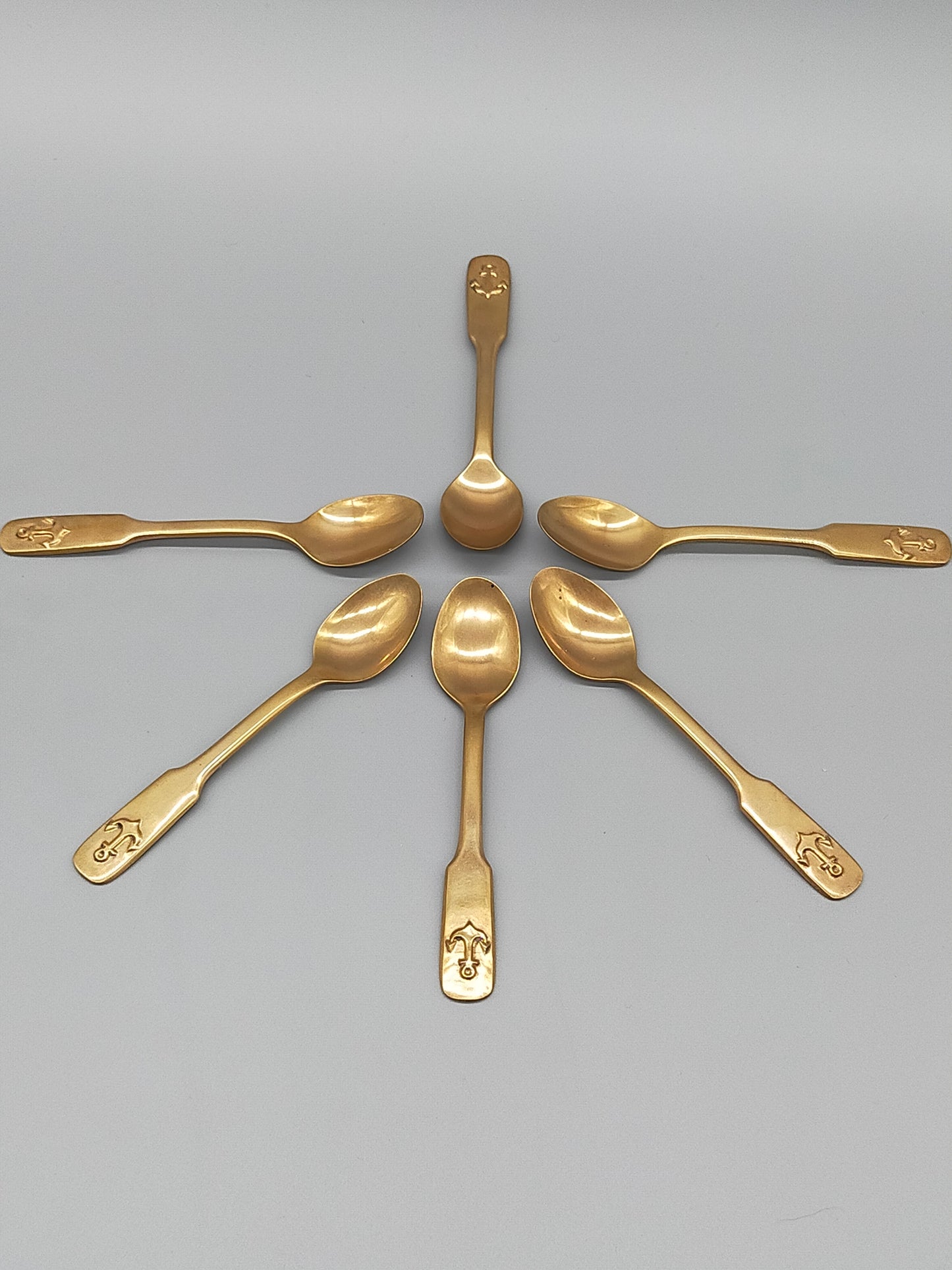 Sechs goldfarbene Löffel mit Anker-Motiv Maritimes Vintage-Besteck