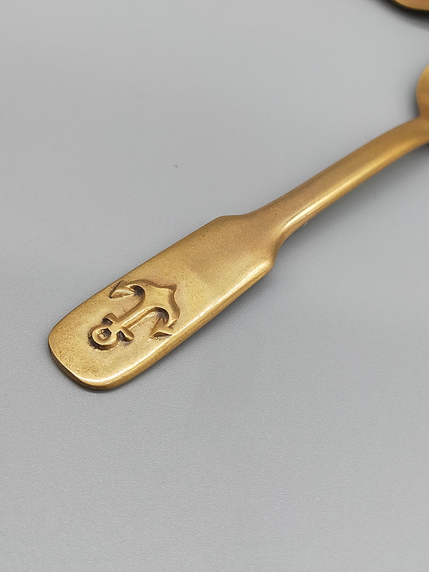 Sechs goldfarbene Löffel mit Anker-Motiv Maritimes Vintage-Besteck