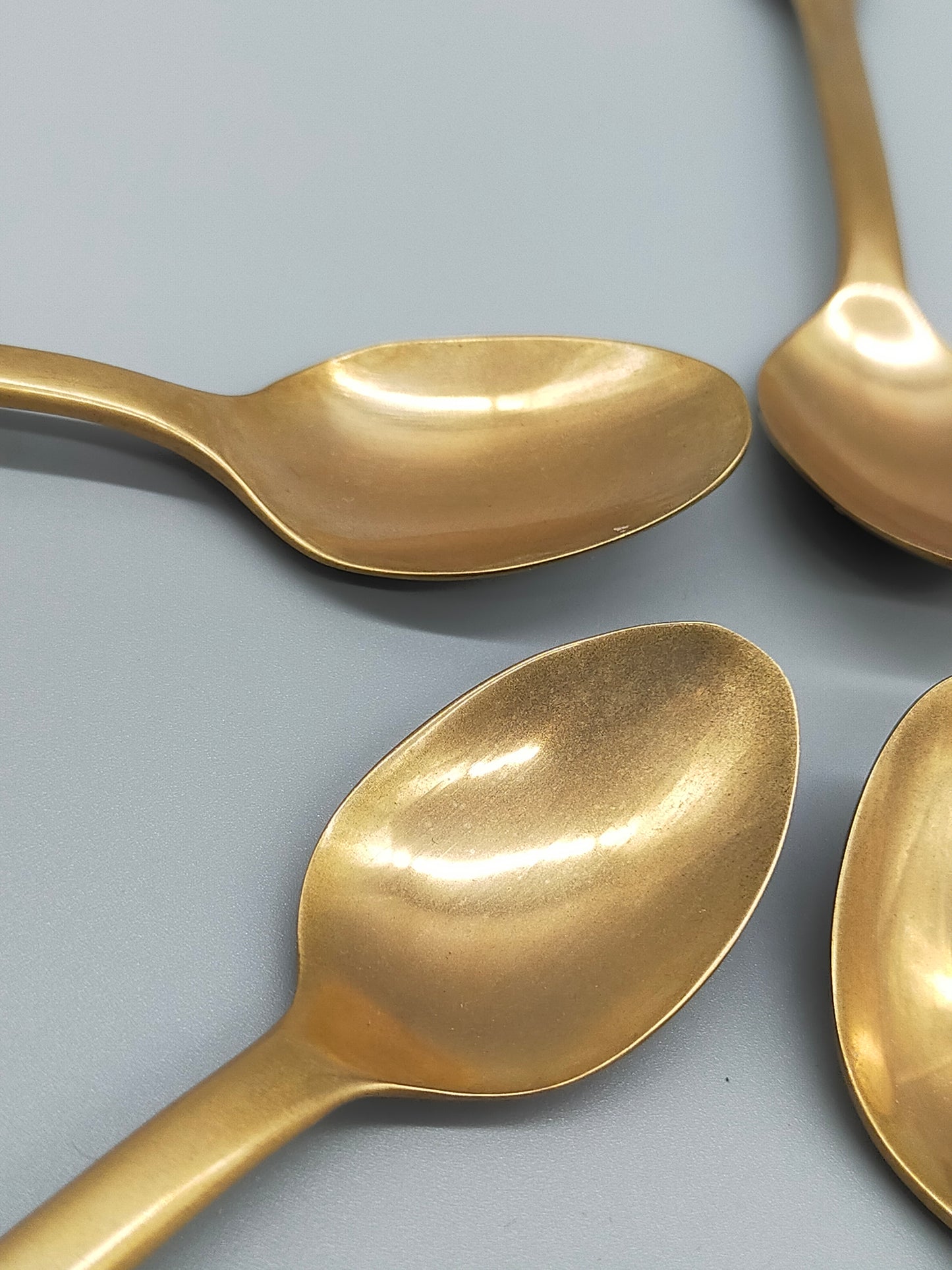 Sechs goldfarbene Löffel mit Anker-Motiv Maritimes Vintage-Besteck