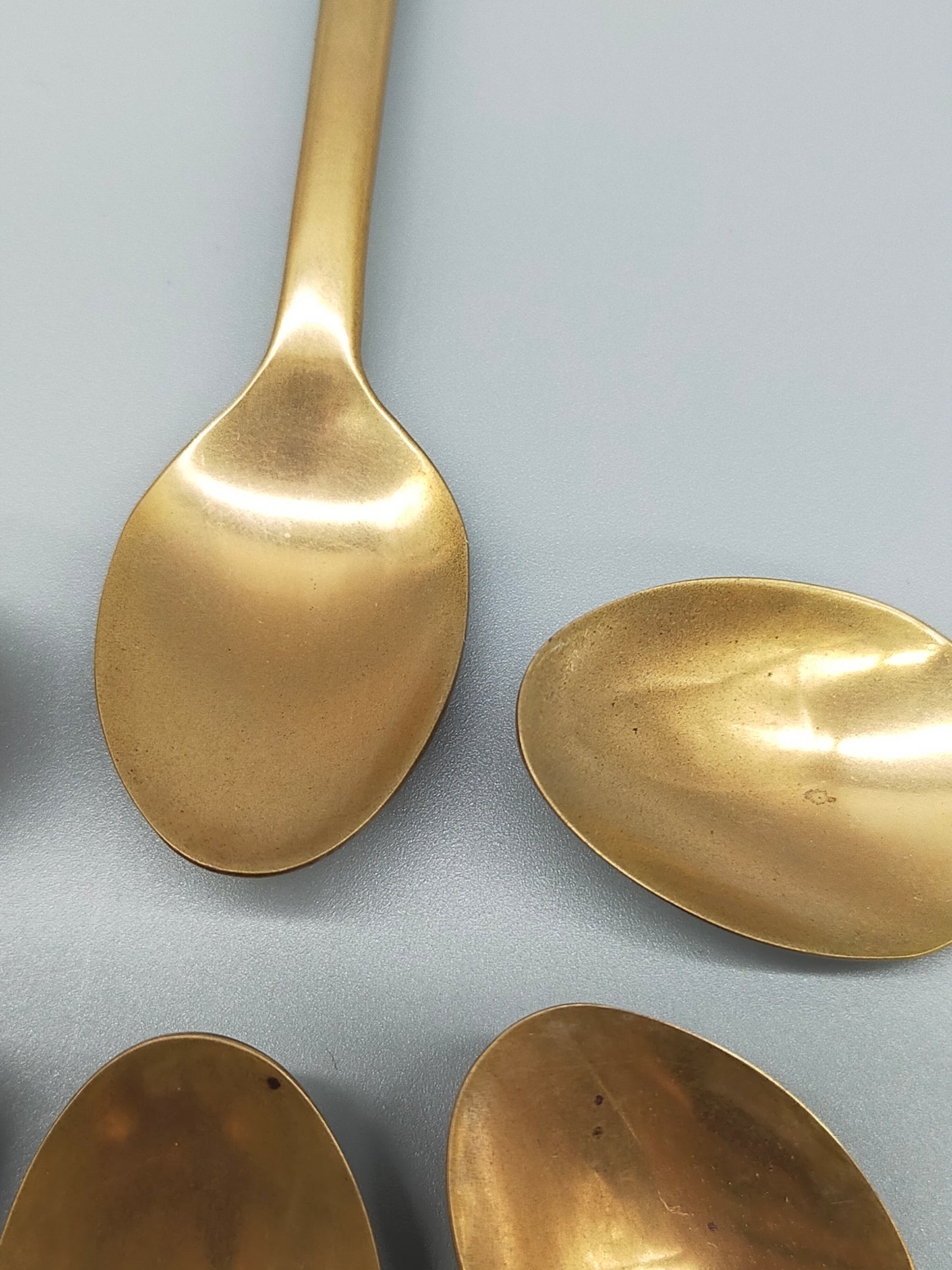 Sechs goldfarbene Löffel mit Anker-Motiv Maritimes Vintage-Besteck