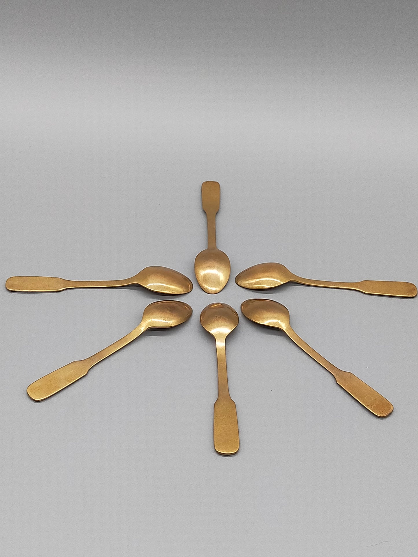 Sechs goldfarbene Löffel mit Anker-Motiv Maritimes Vintage-Besteck