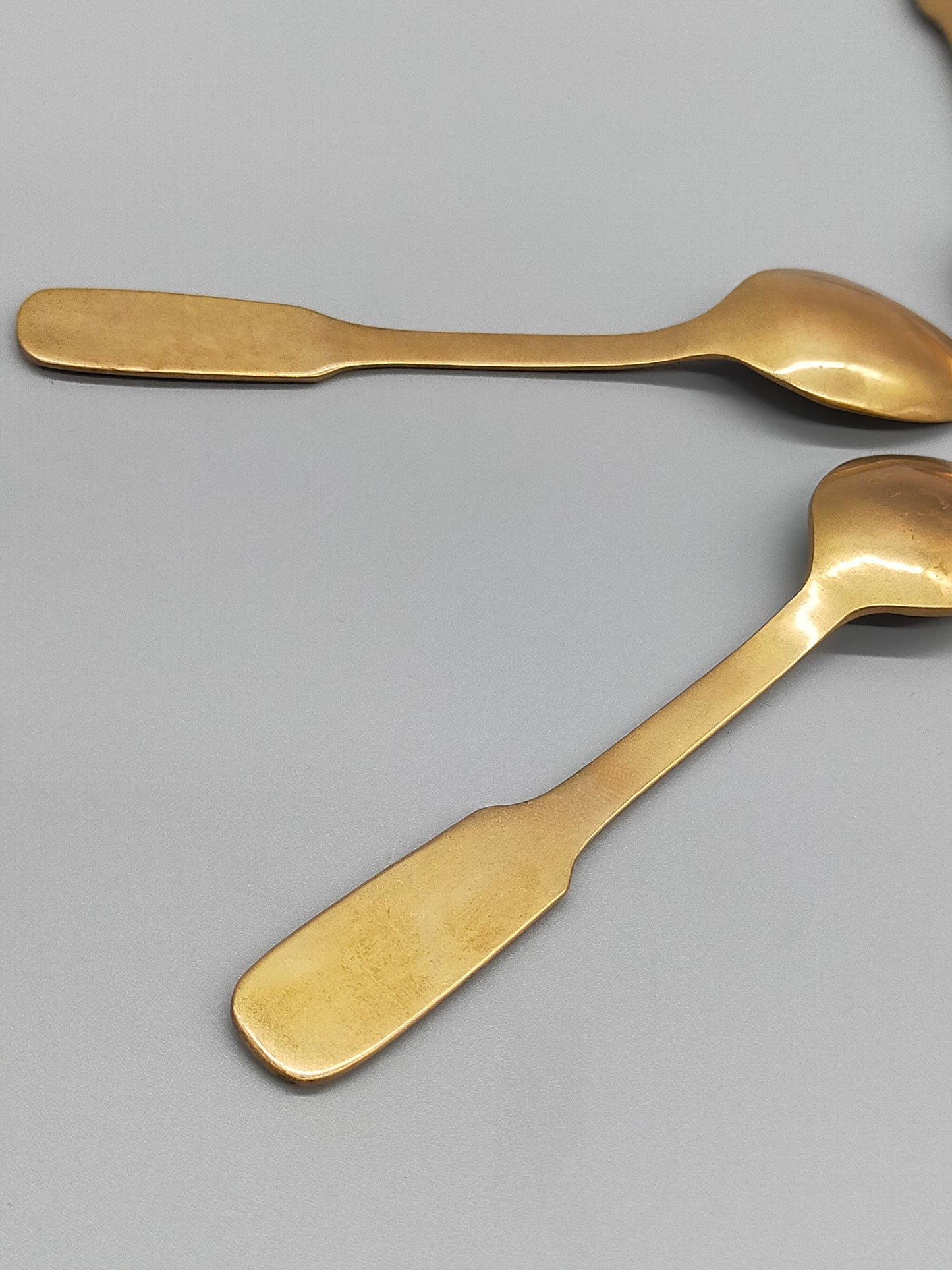 Sechs goldfarbene Löffel mit Anker-Motiv Maritimes Vintage-Besteck