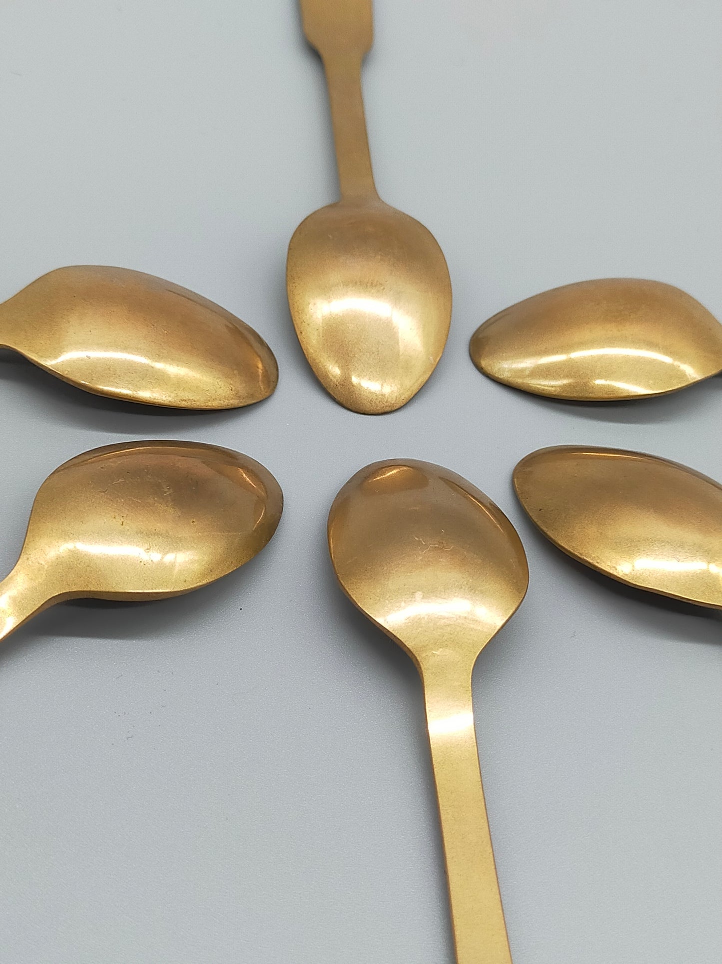 Sechs goldfarbene Löffel mit Anker-Motiv Maritimes Vintage-Besteck