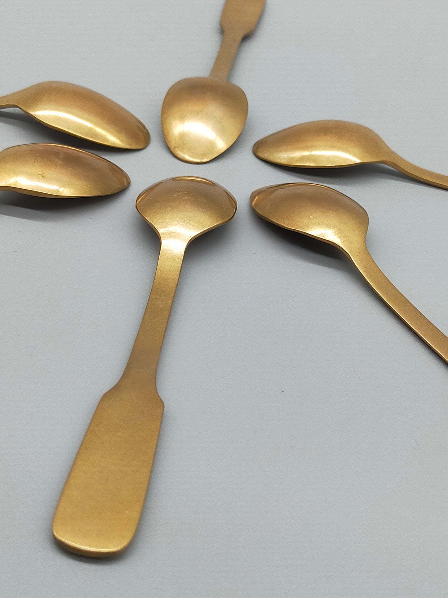 Sechs goldfarbene Löffel mit Anker-Motiv Maritimes Vintage-Besteck