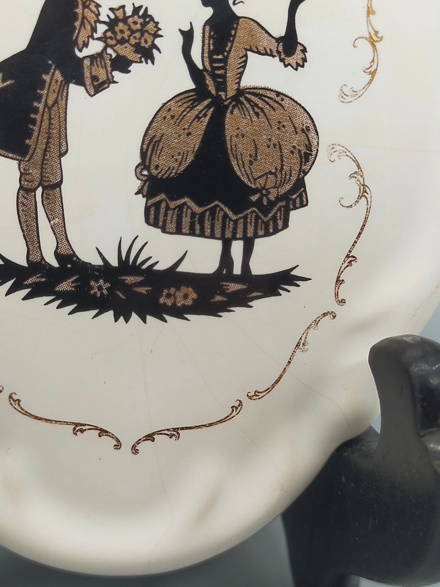 Antike Wandteller im Rokoko Stil mit Silhouette Motiven 2er Set
