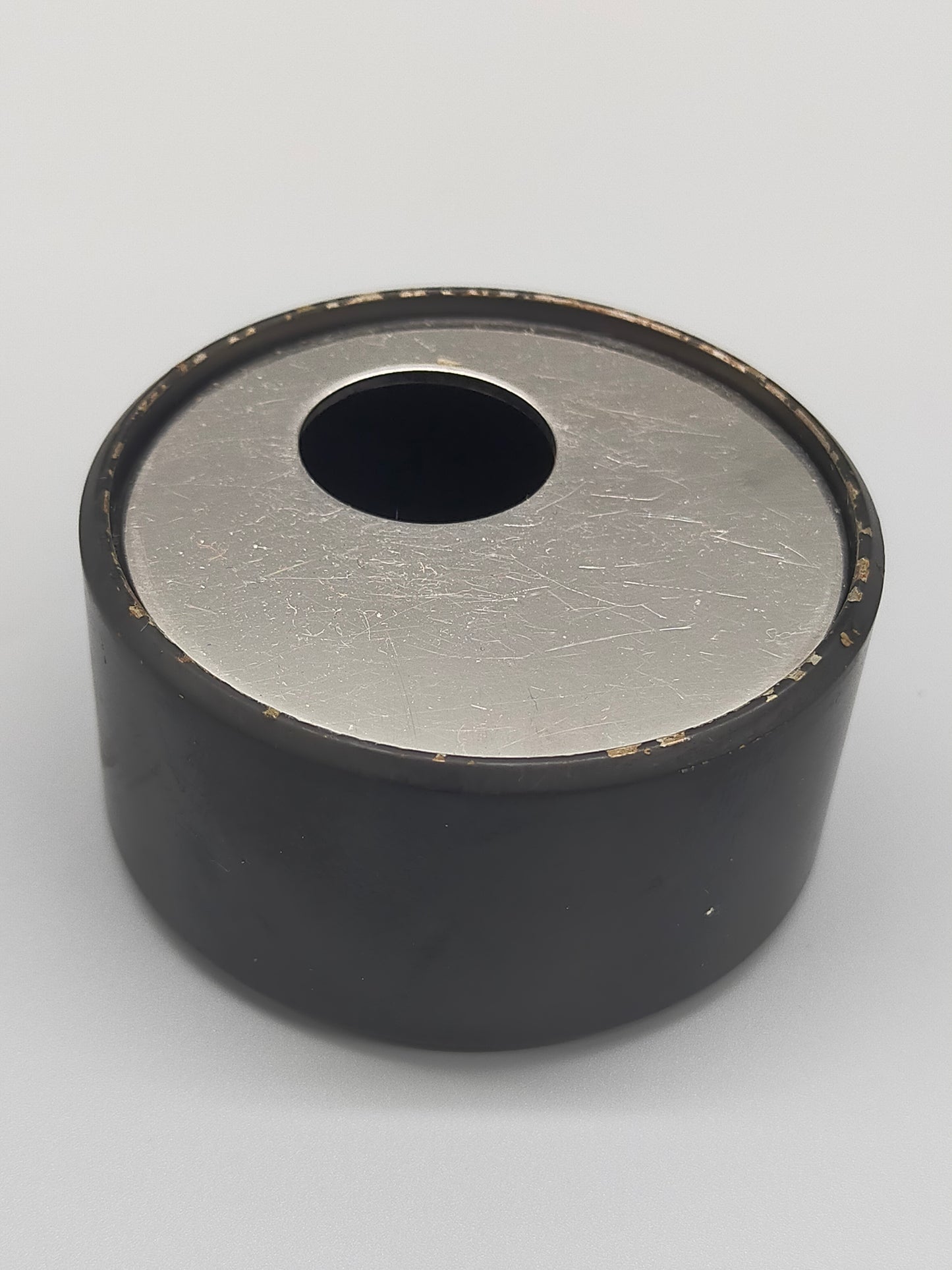 Vintage Ascher aus Metall & Bakelit Rundes Design mit Drehdeckel