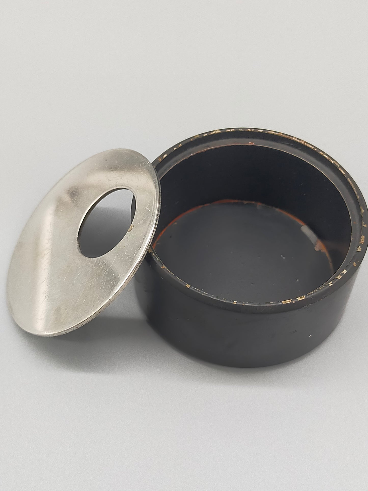 Vintage Ascher aus Metall & Bakelit Rundes Design mit Drehdeckel