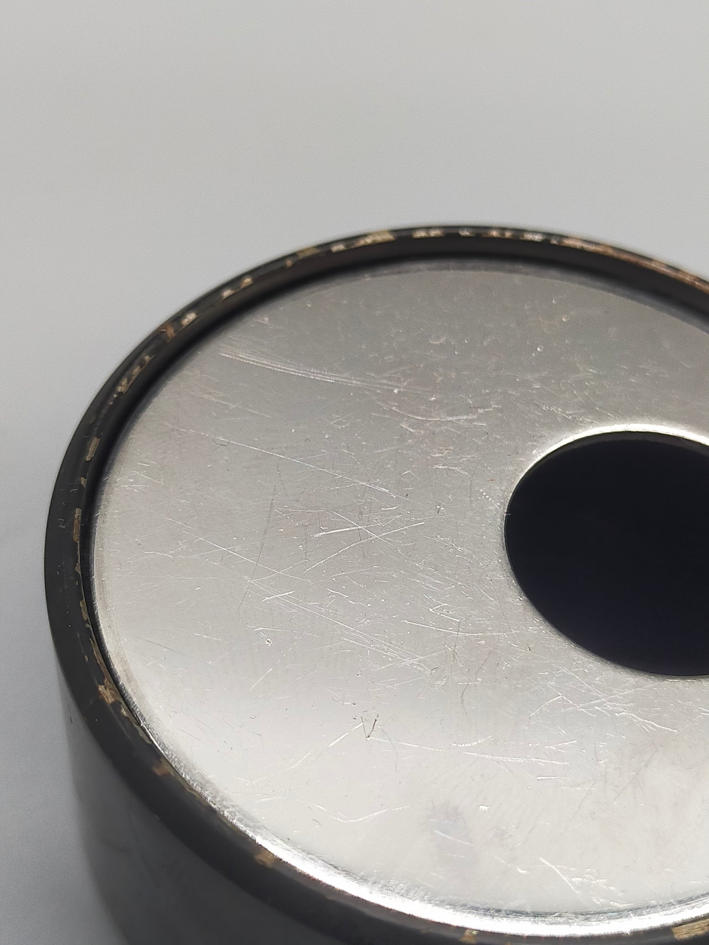 Vintage Ascher aus Metall & Bakelit Rundes Design mit Drehdeckel