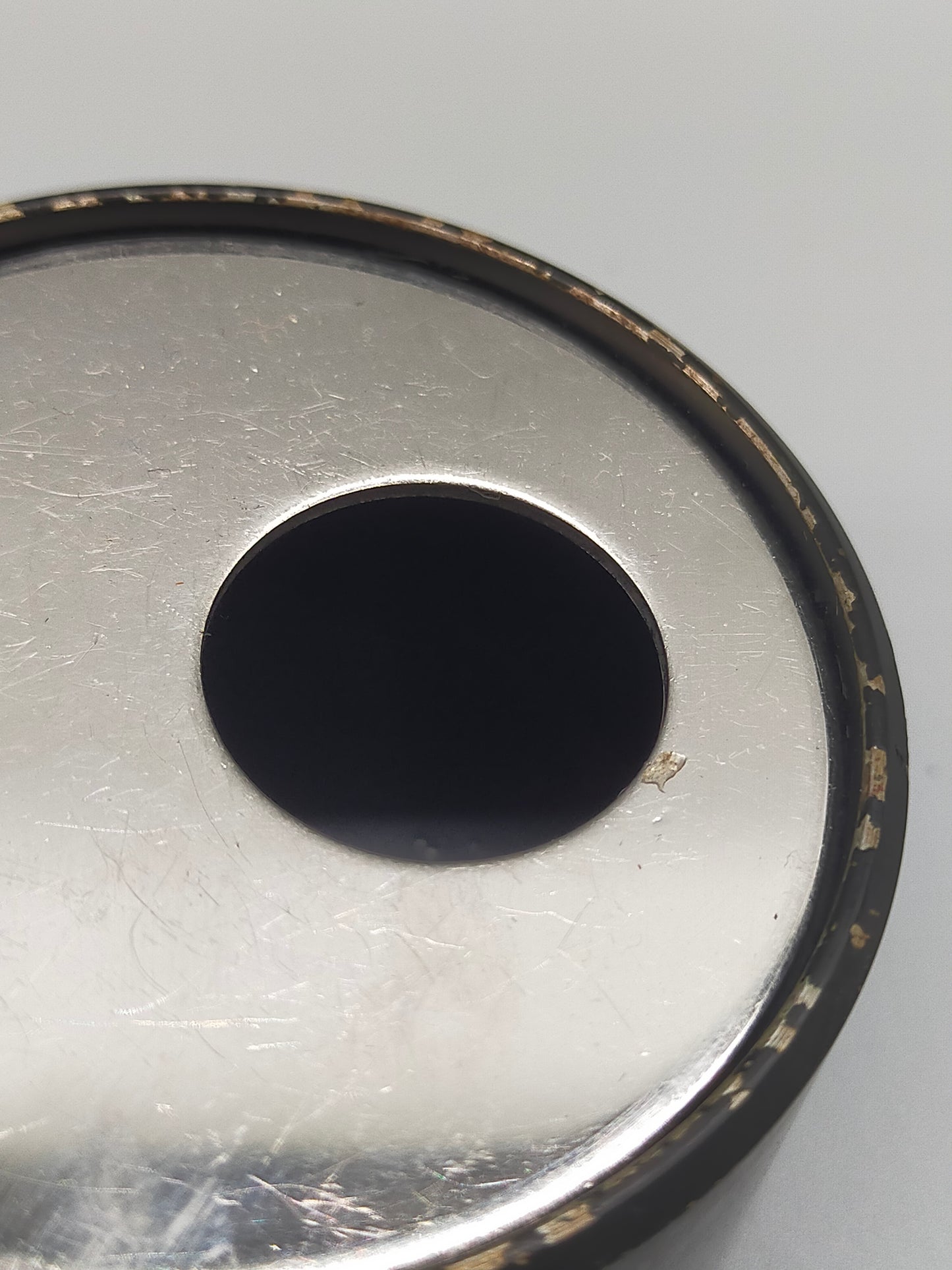 Vintage Ascher aus Metall & Bakelit Rundes Design mit Drehdeckel