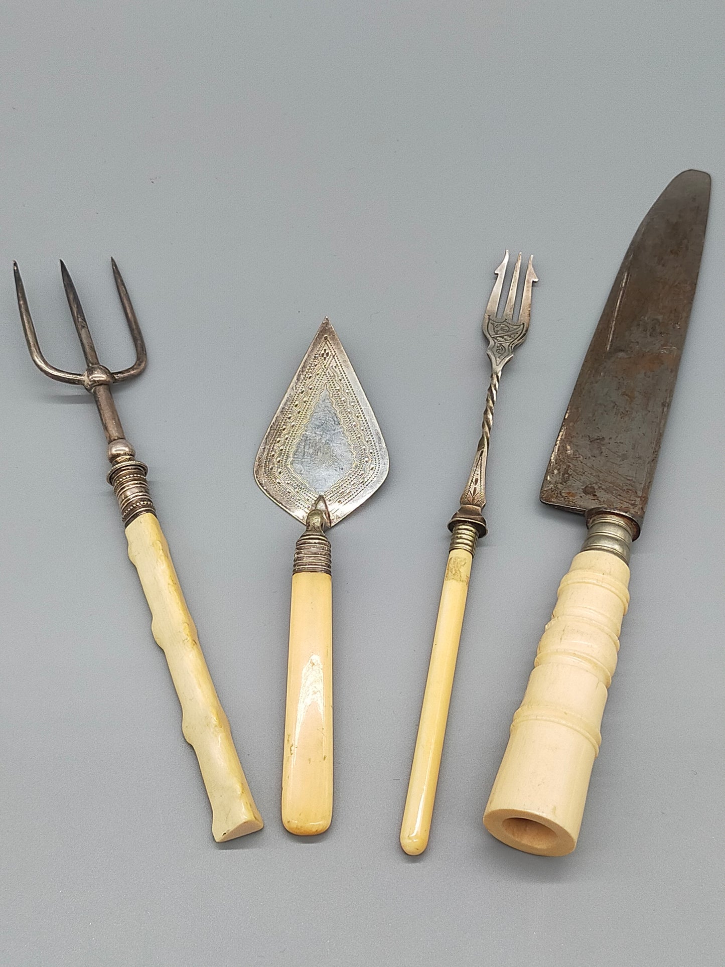 Antikes vierteiliges Vorlegebesteck Set