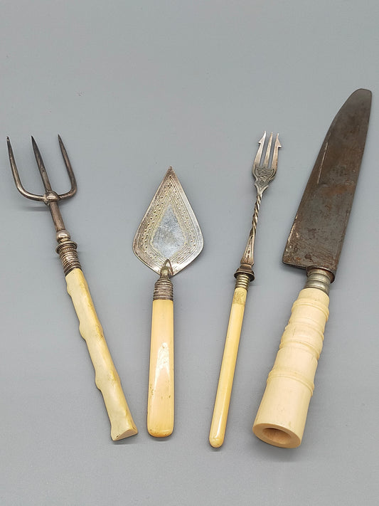 Antikes vierteiliges Vorlegebesteck Set