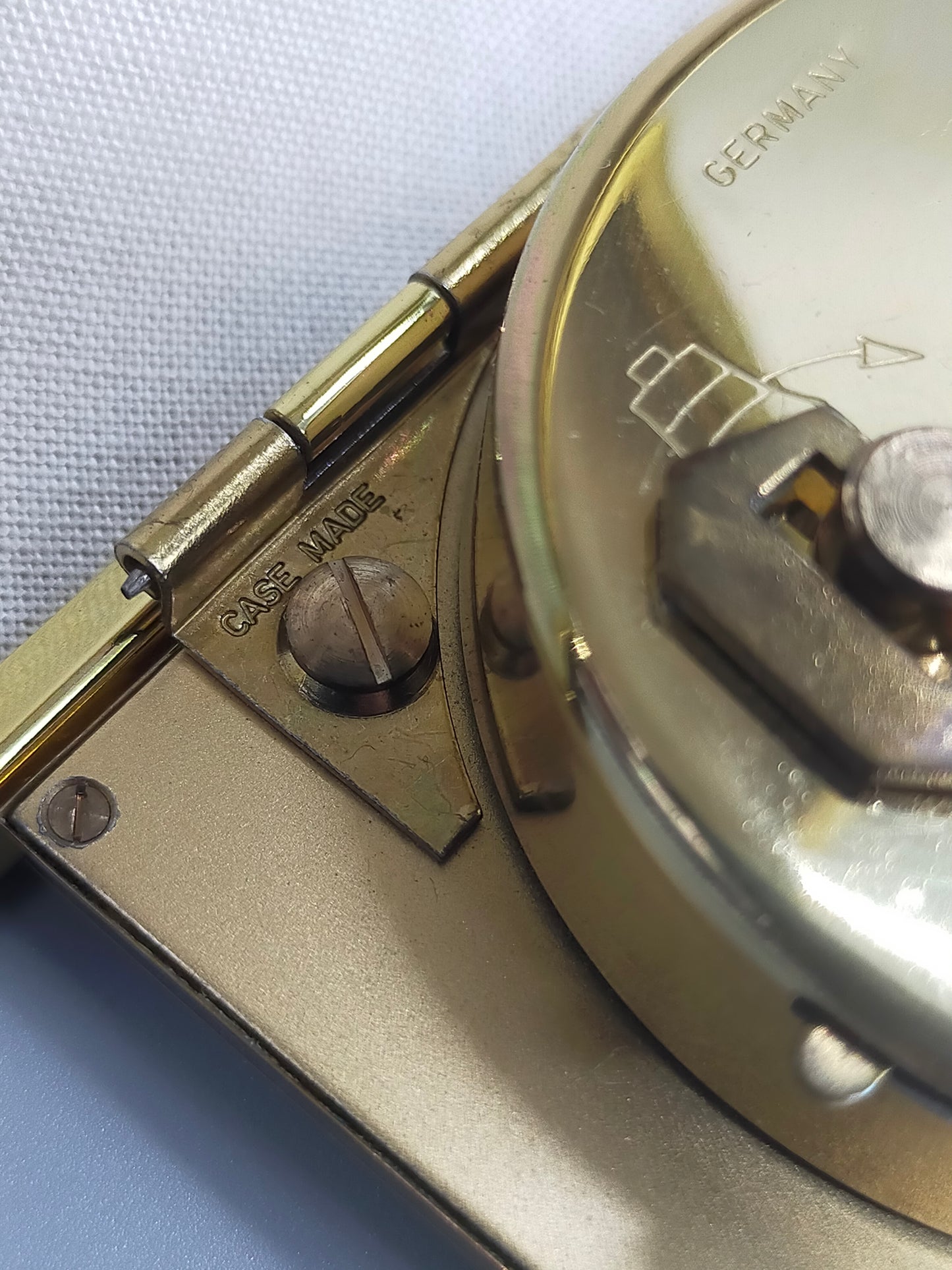 Goldene Deluxe Reisewecker Uhr Vintage Design aus Deutschland