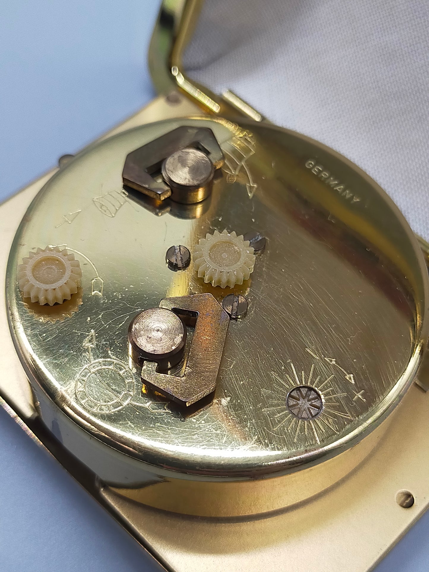 Goldene Deluxe Reisewecker Uhr Vintage Design aus Deutschland