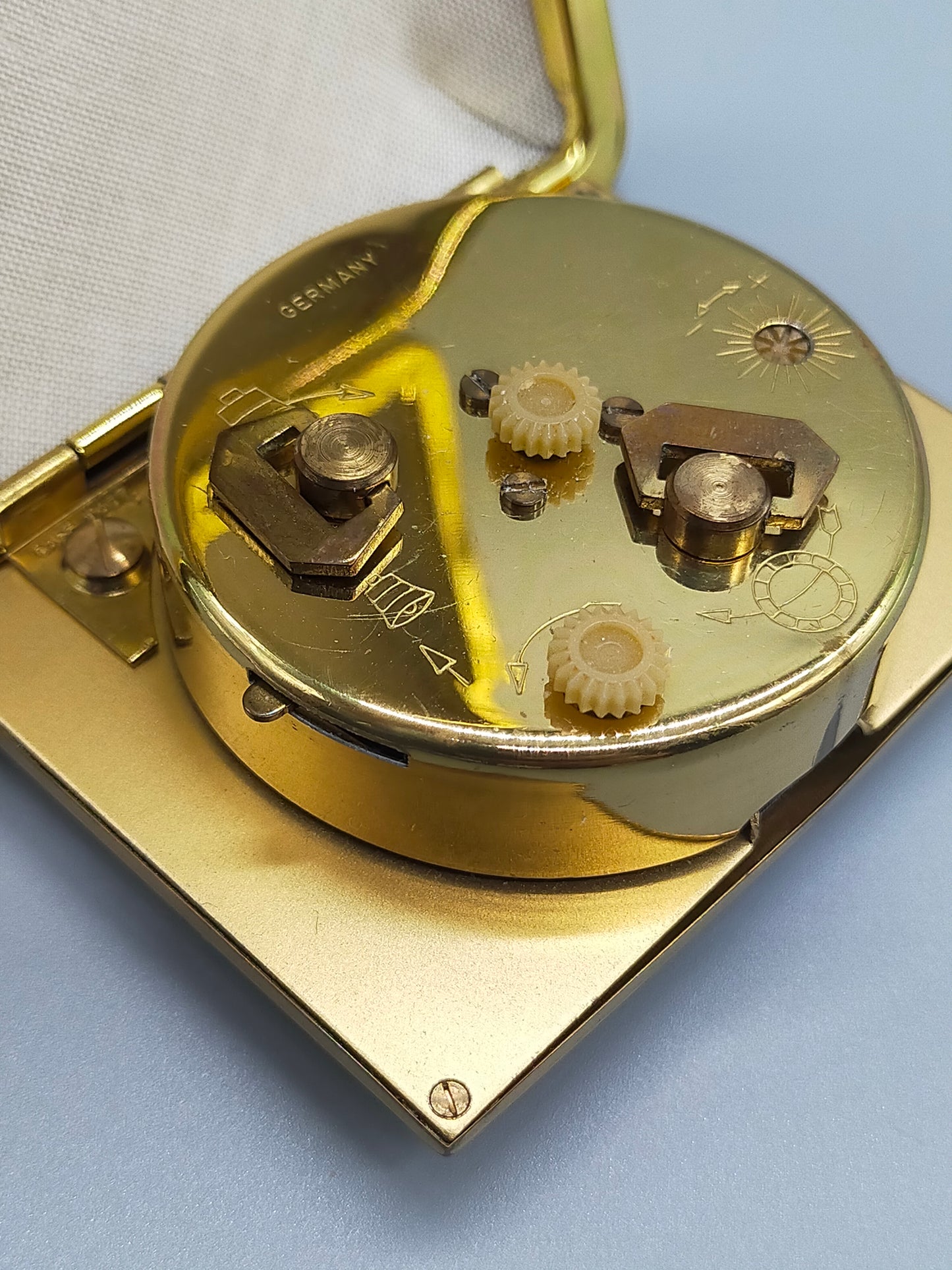 Goldene Deluxe Reisewecker Uhr Vintage Design aus Deutschland