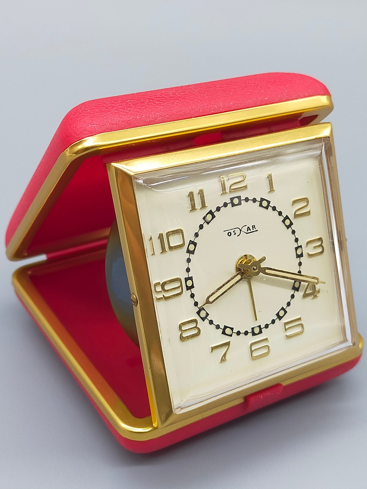 Vintage Oskar Reise Wecker Rotes Etui mit Goldfarbenem Gehäuse
