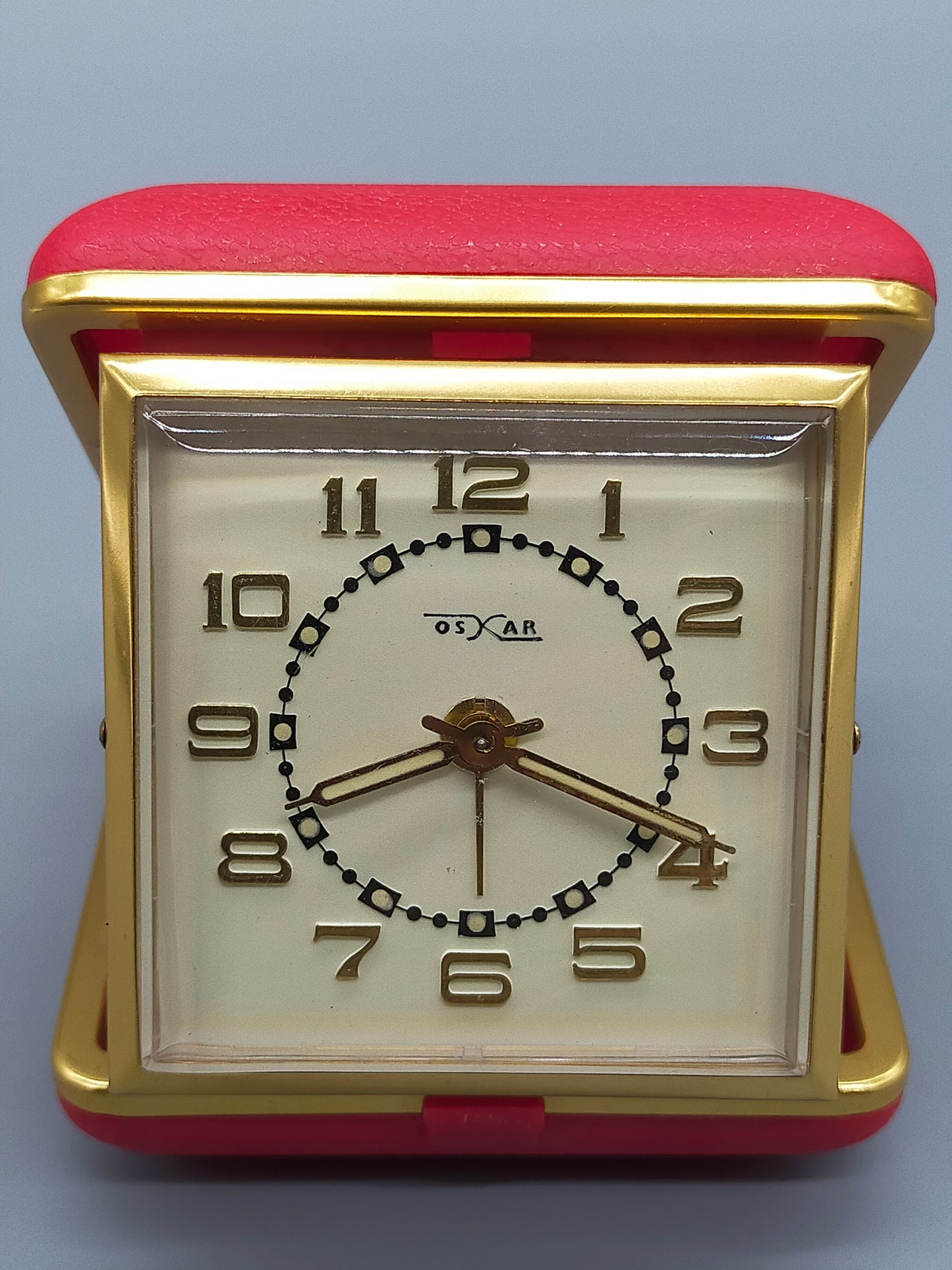 Vintage Oskar Reise Wecker Rotes Etui mit Goldfarbenem Gehäuse