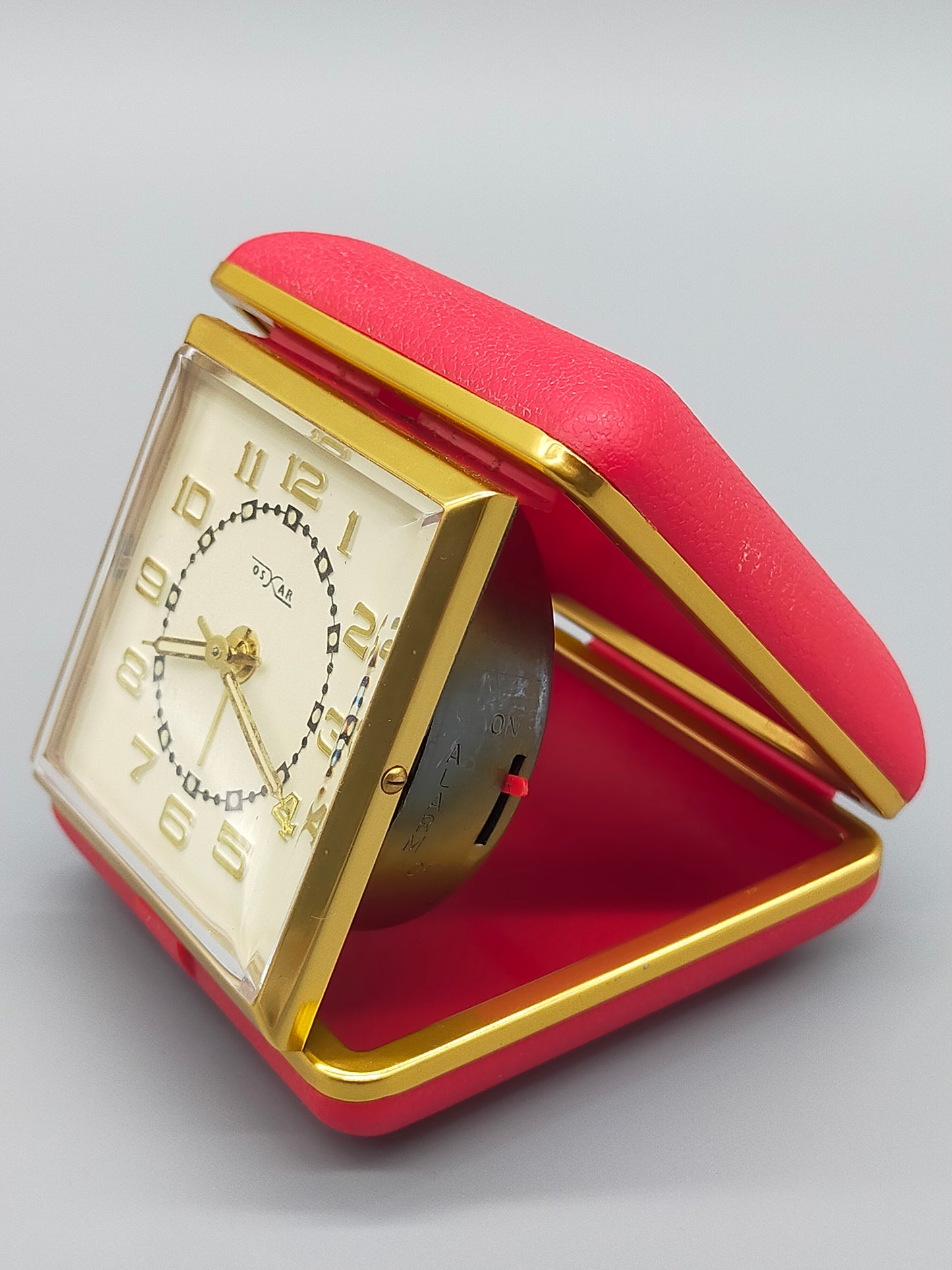 Vintage Oskar Reise Wecker Rotes Etui mit Goldfarbenem Gehäuse