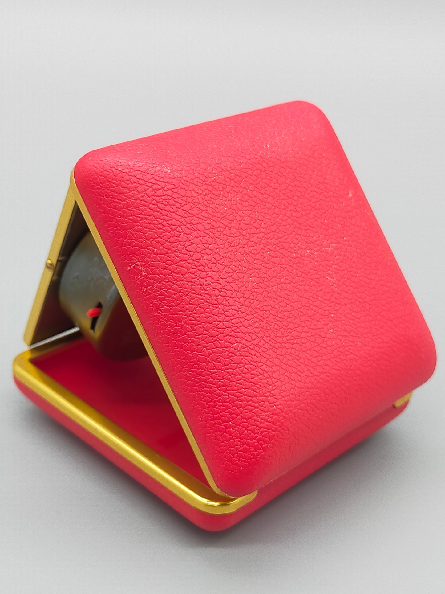 Vintage Oskar Reise Wecker Rotes Etui mit Goldfarbenem Gehäuse
