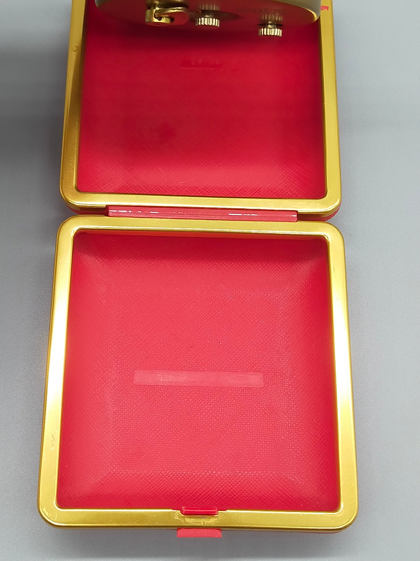 Vintage Oskar Reise Wecker Rotes Etui mit Goldfarbenem Gehäuse
