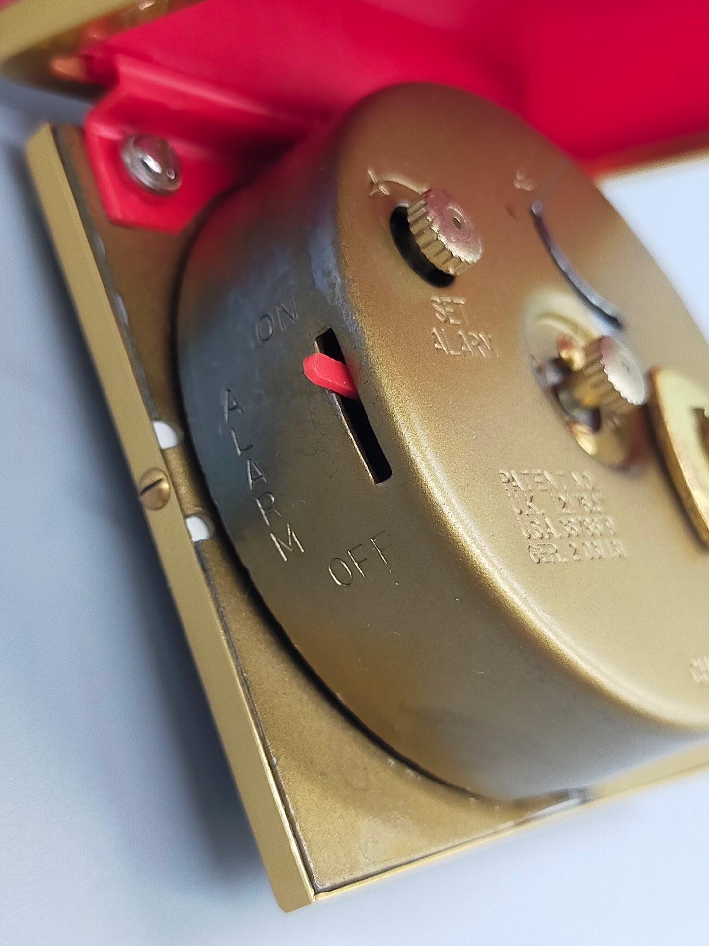 Vintage Oskar Reise Wecker Rotes Etui mit Goldfarbenem Gehäuse