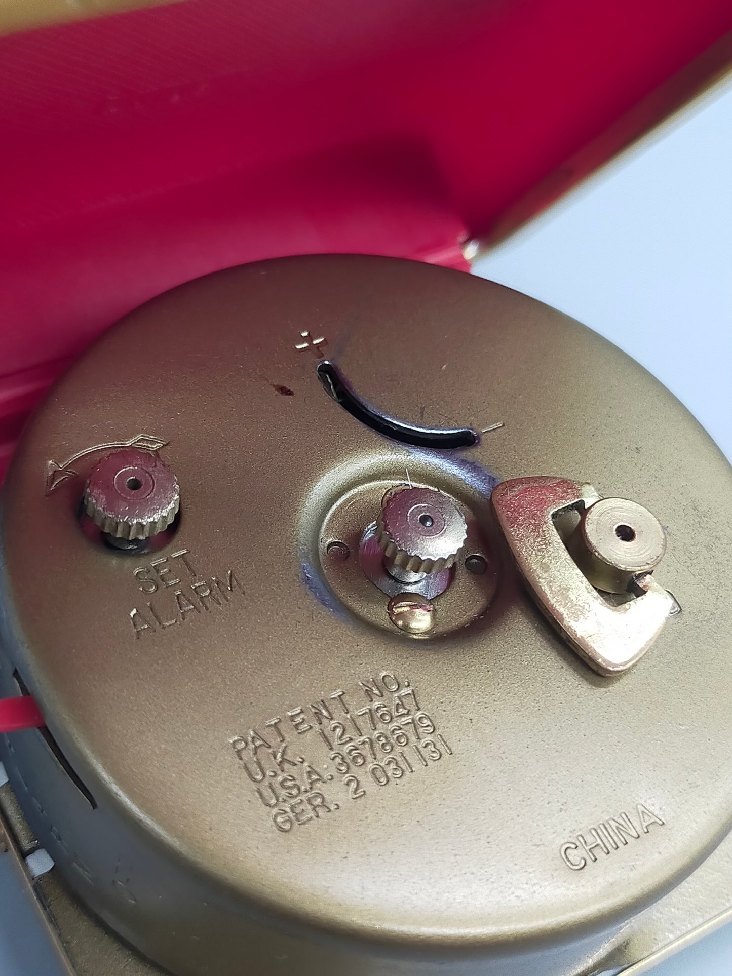 Vintage Oskar Reise Wecker Rotes Etui mit Goldfarbenem Gehäuse