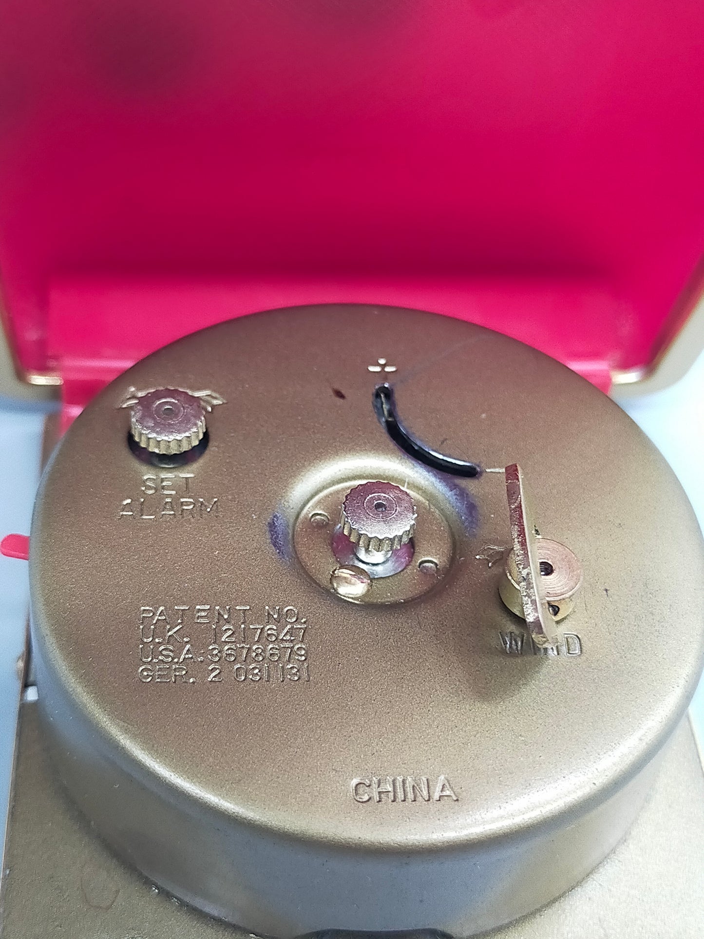 Vintage Oskar Reise Wecker Rotes Etui mit Goldfarbenem Gehäuse
