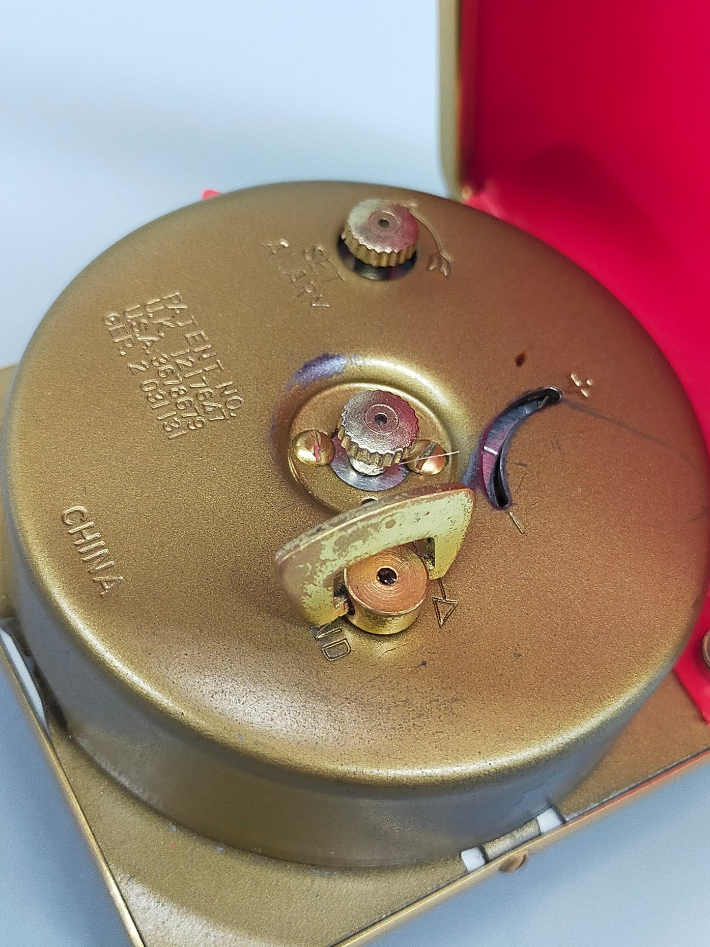 Vintage Oskar Reise Wecker Rotes Etui mit Goldfarbenem Gehäuse