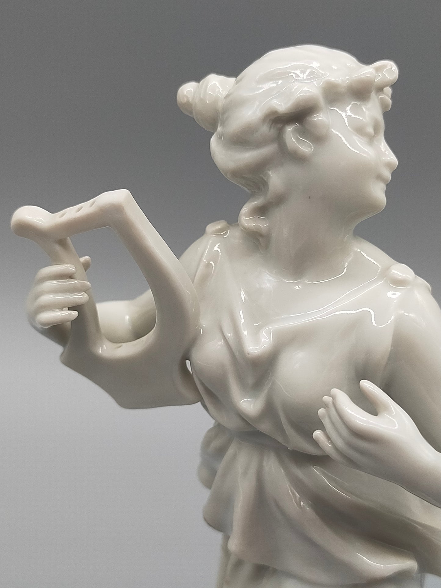 N Crown Porzellan Figur Muse mit Lyra Weißglanz & Antik-Stil