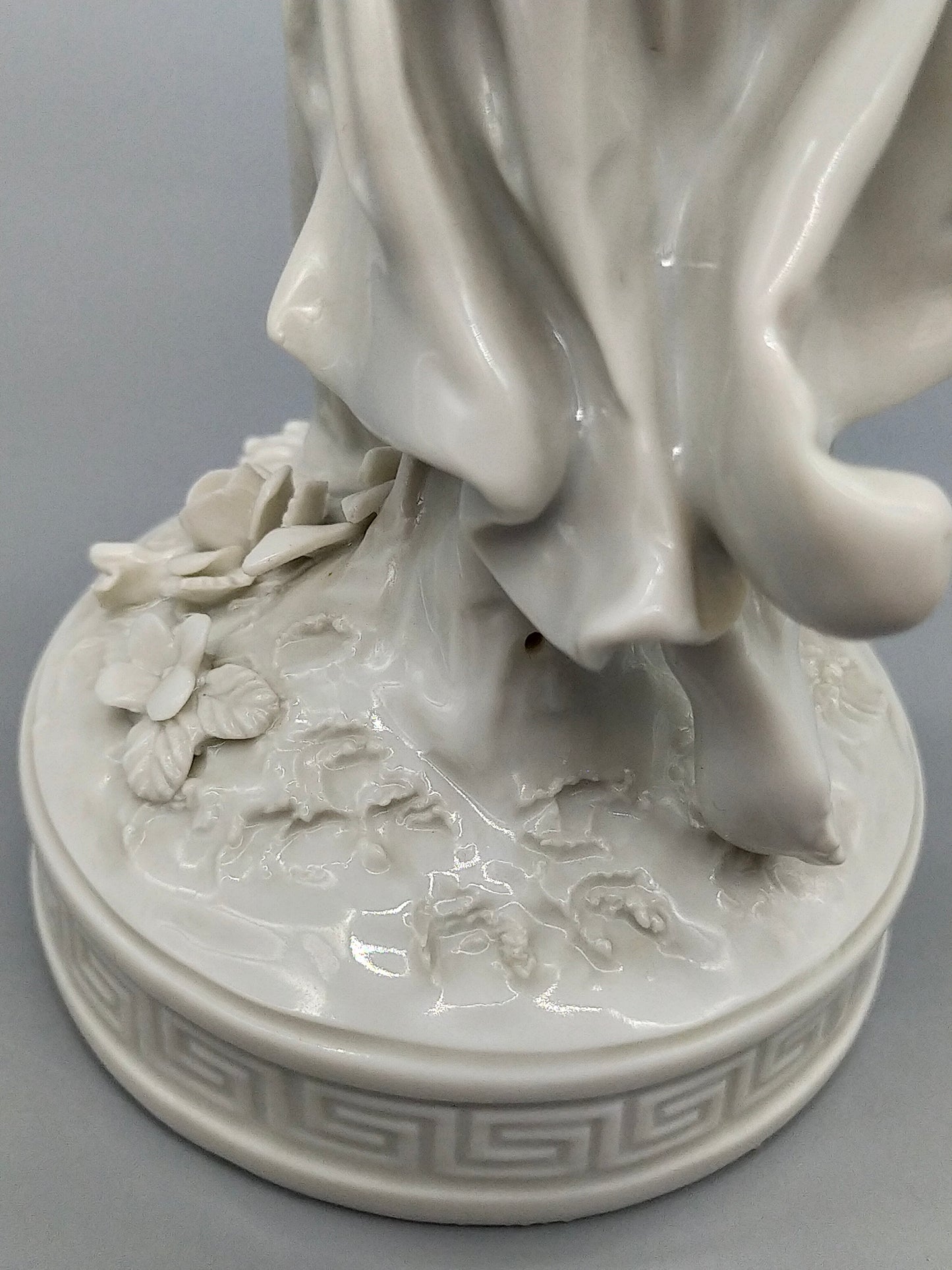 N Crown Porzellan Figur Muse mit Lyra Weißglanz & Antik-Stil