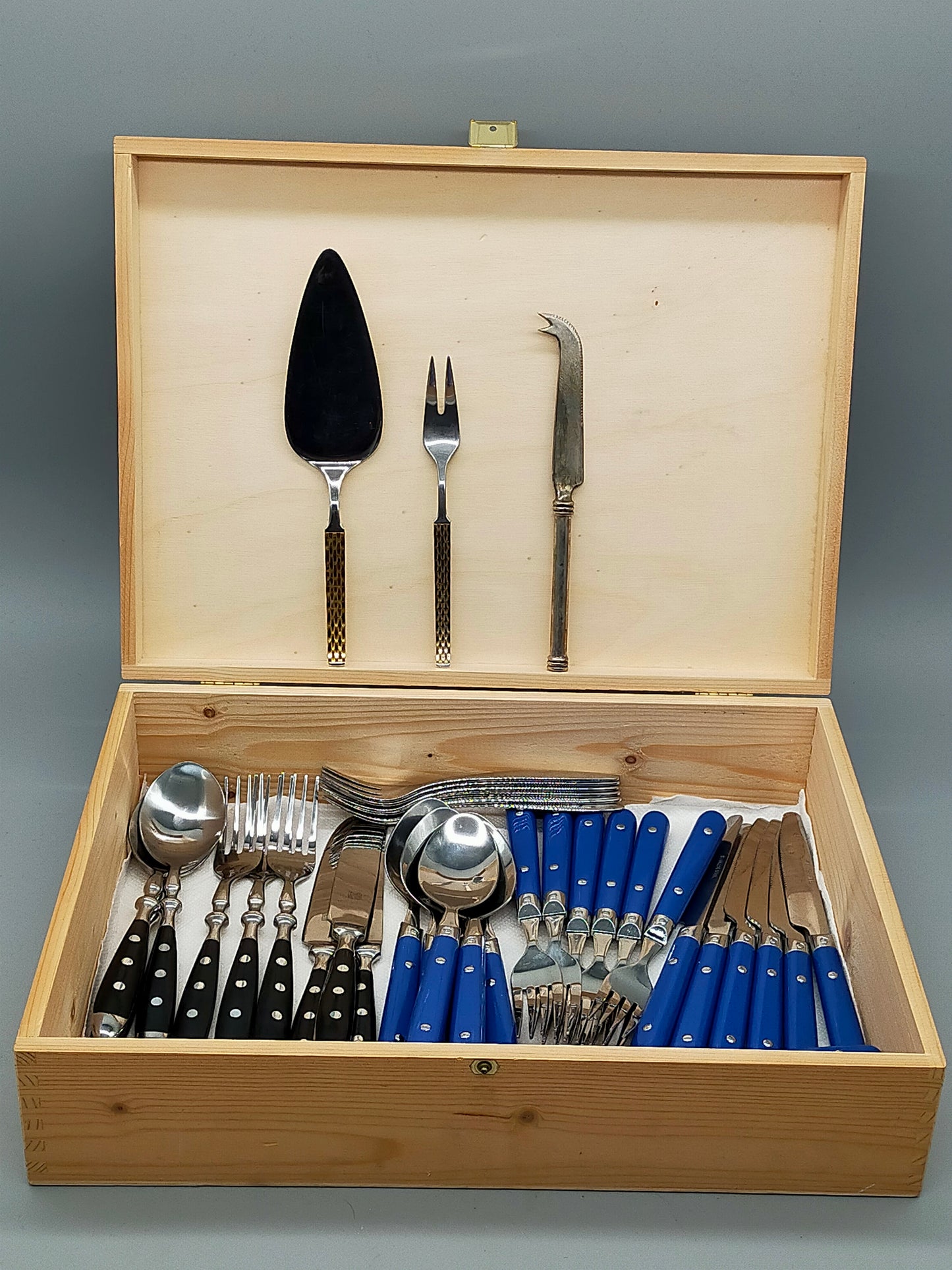 B&R Edelstahl Besteck Set mit Box – 41-teilig Blau & Schwarz