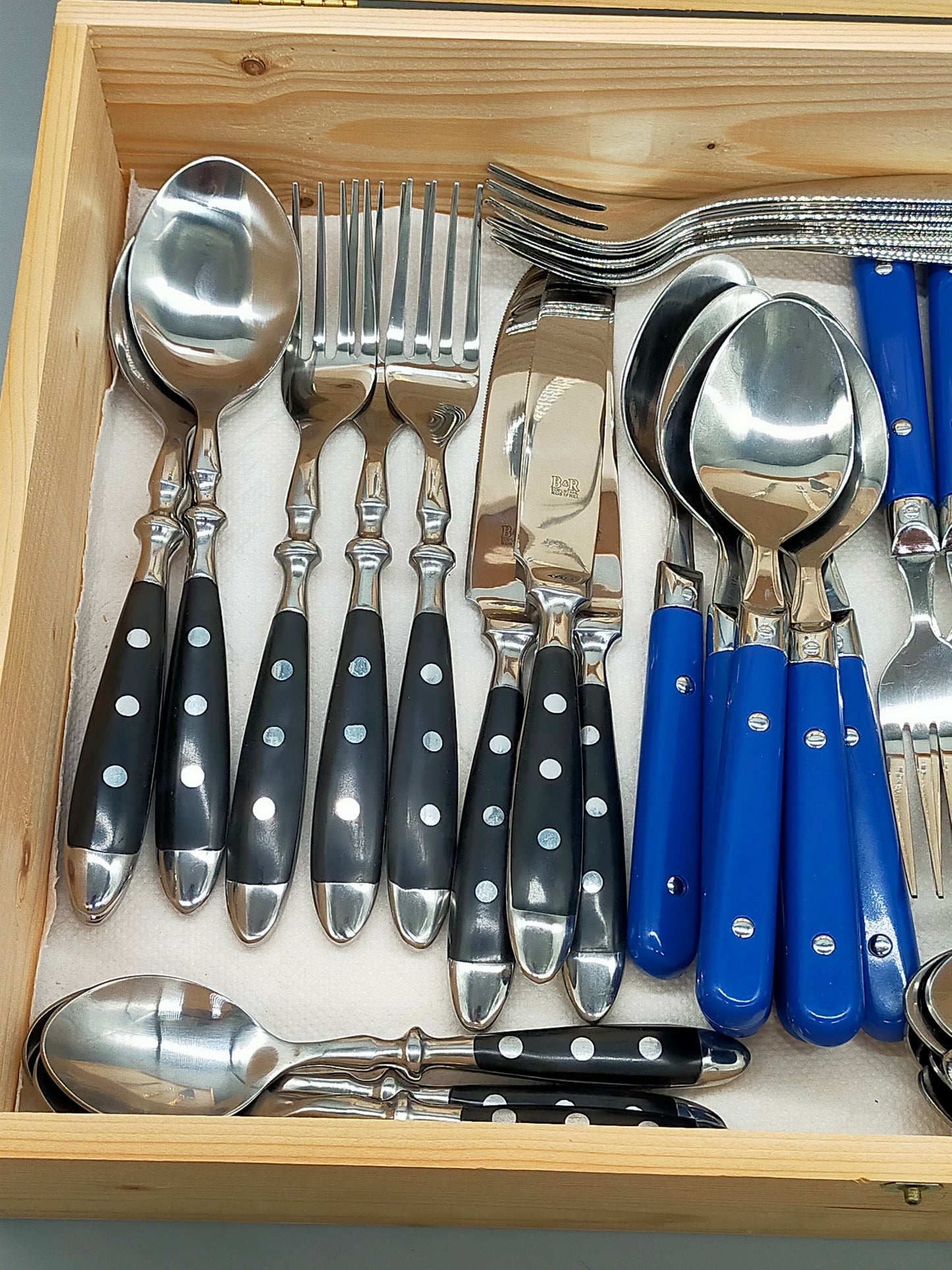 B&R Edelstahl Besteck Set mit Box – 41-teilig Blau & Schwarz