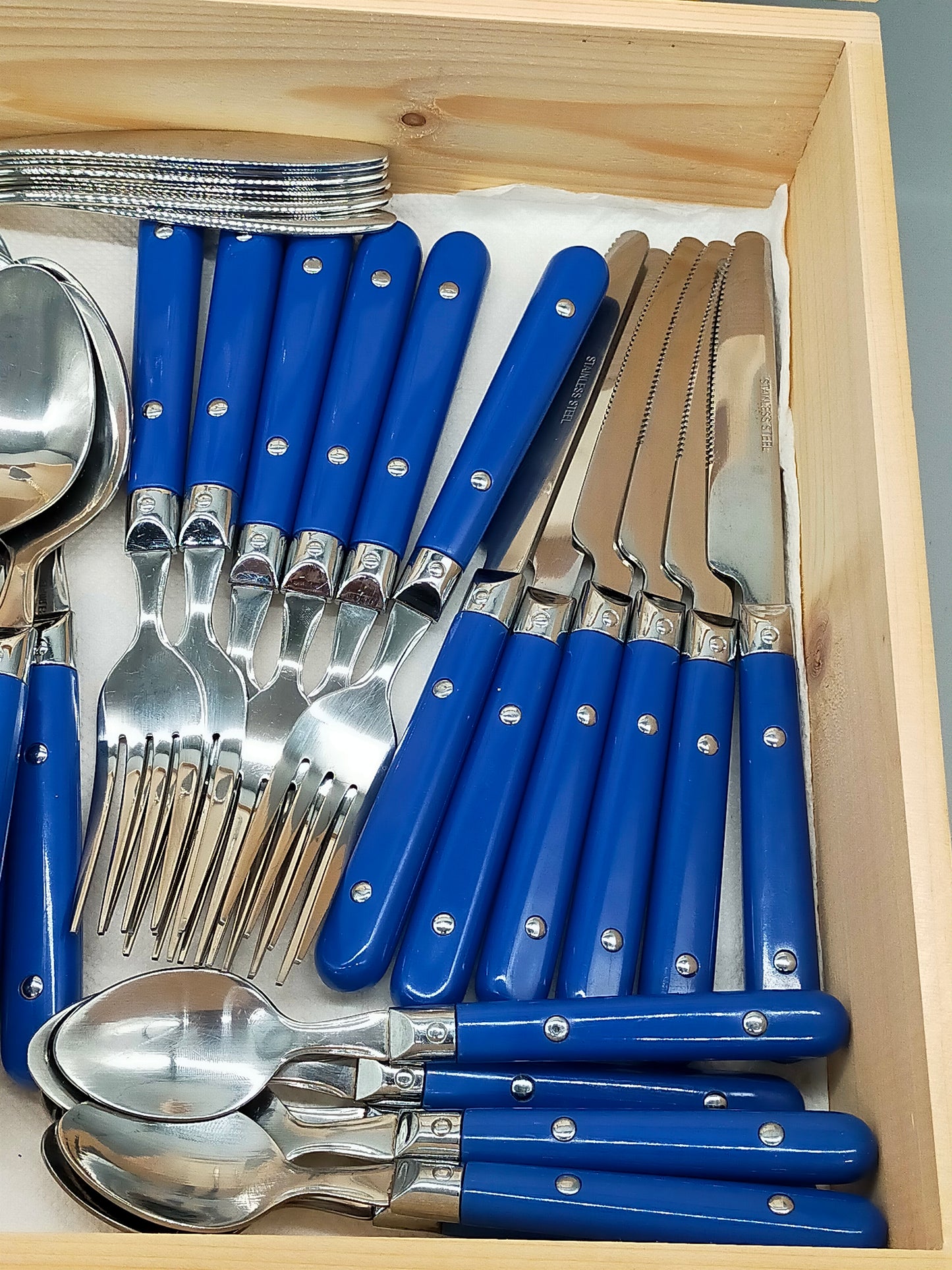 B&R Edelstahl Besteck Set mit Box – 41-teilig Blau & Schwarz