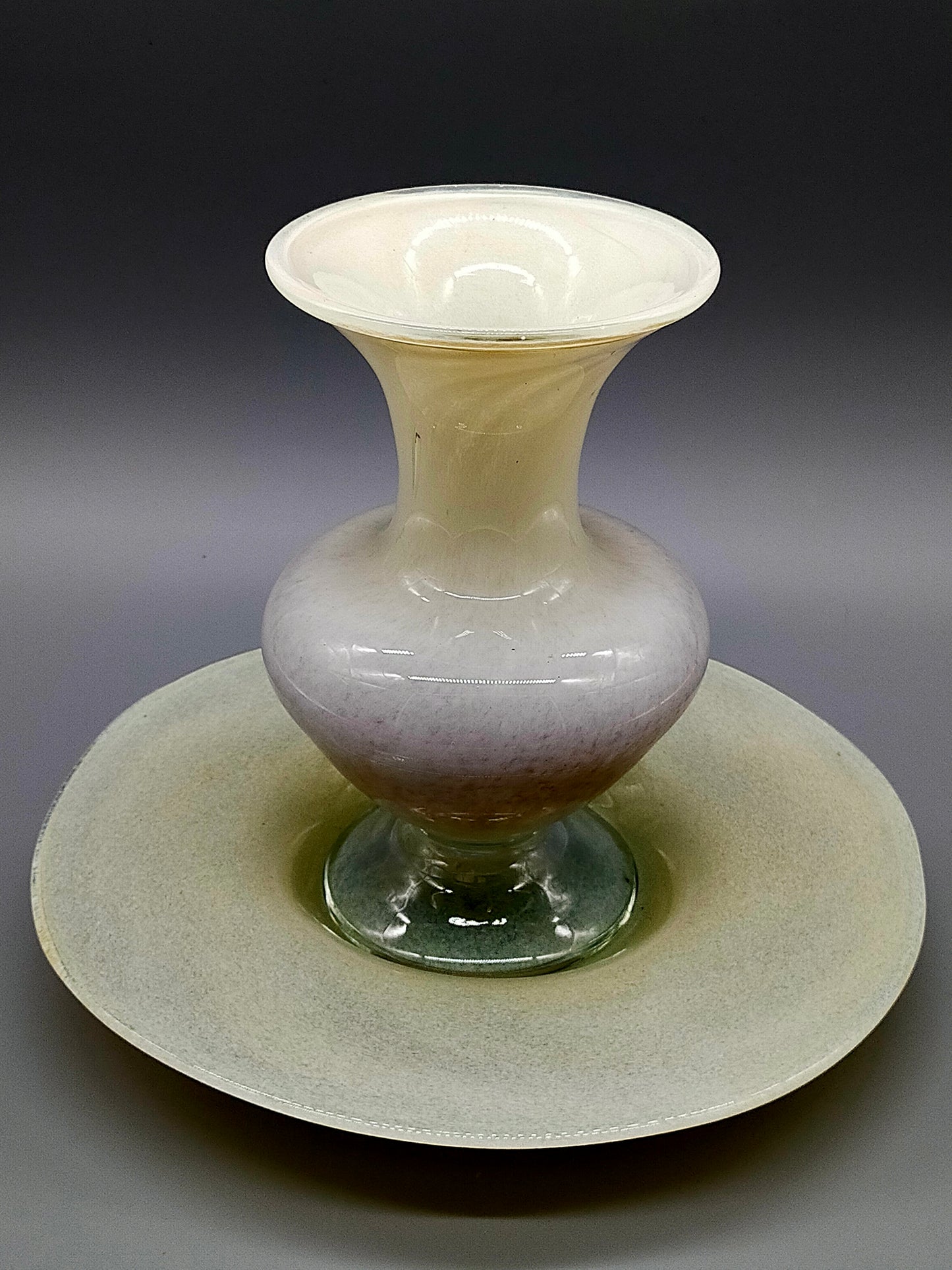 Vintage Opalglas Vase mit Teller – Elegantes Set in Pastelltönen