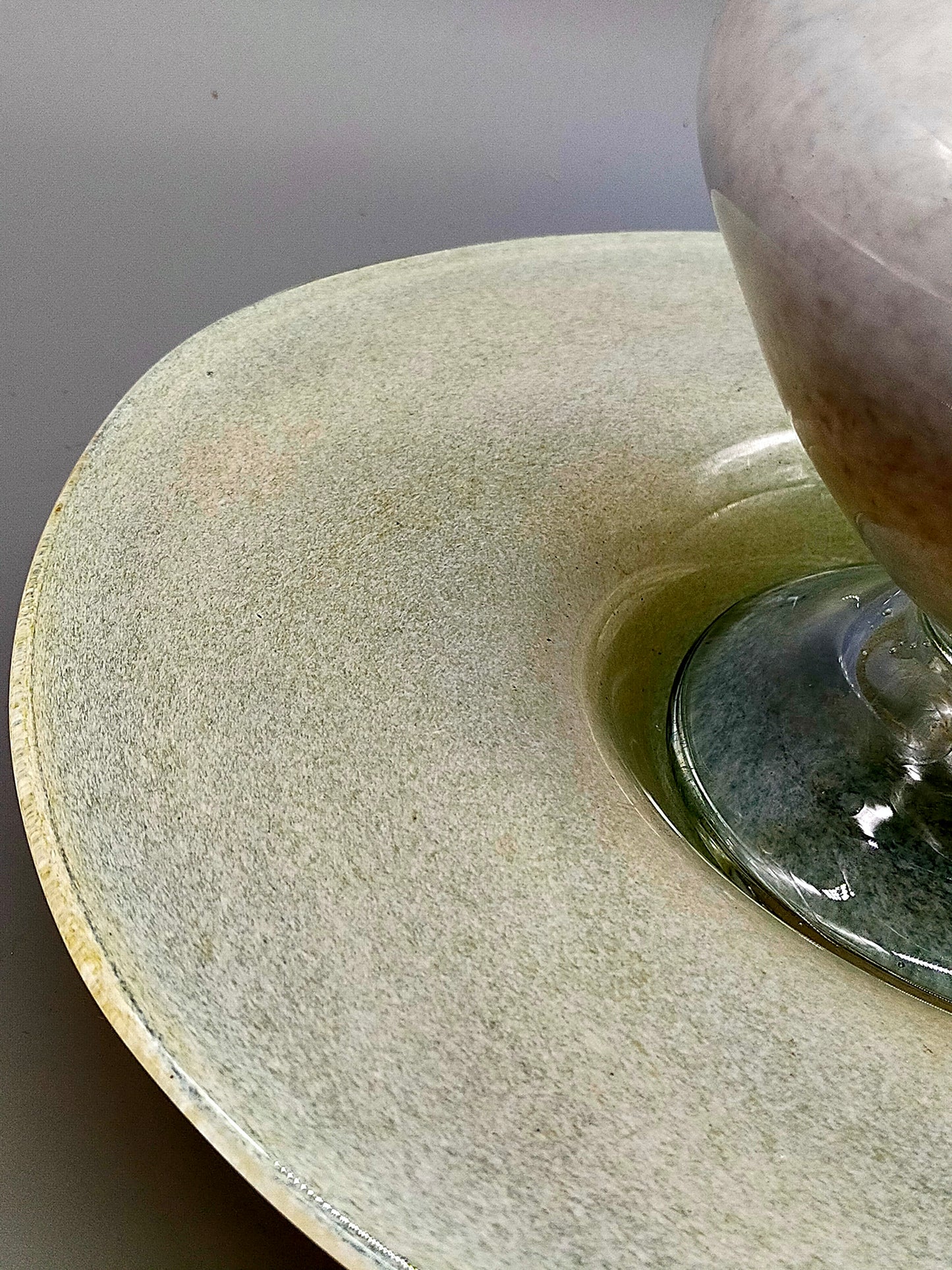 Vintage Opalglas Vase mit Teller – Elegantes Set in Pastelltönen