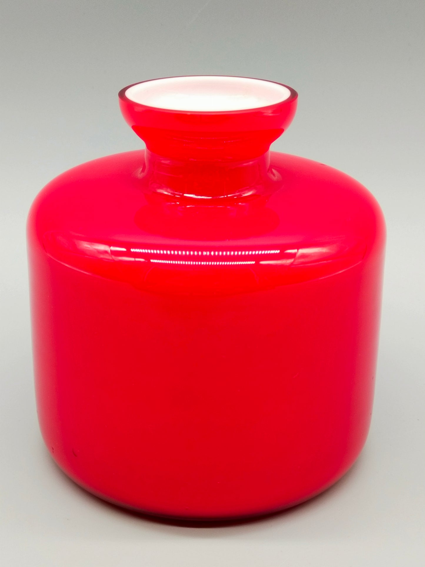 Rote Pop-Art Glasvase Stilvolles Opalglas Design im Vintage Stil