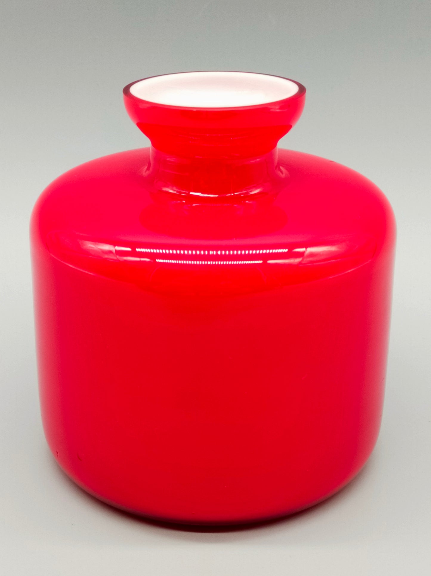 Rote Pop-Art Glasvase Stilvolles Opalglas Design im Vintage Stil