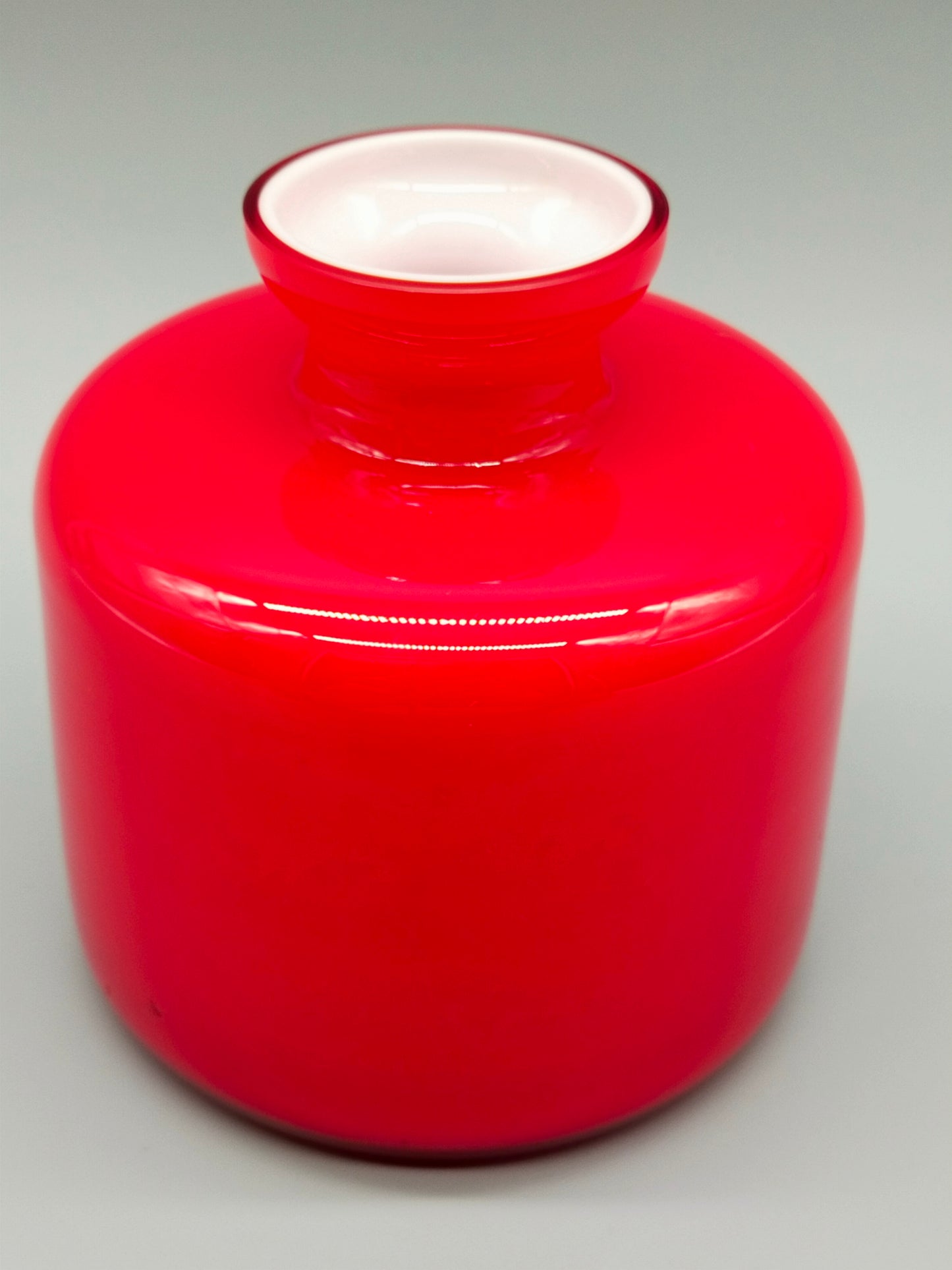 Rote Pop-Art Glasvase Stilvolles Opalglas Design im Vintage Stil