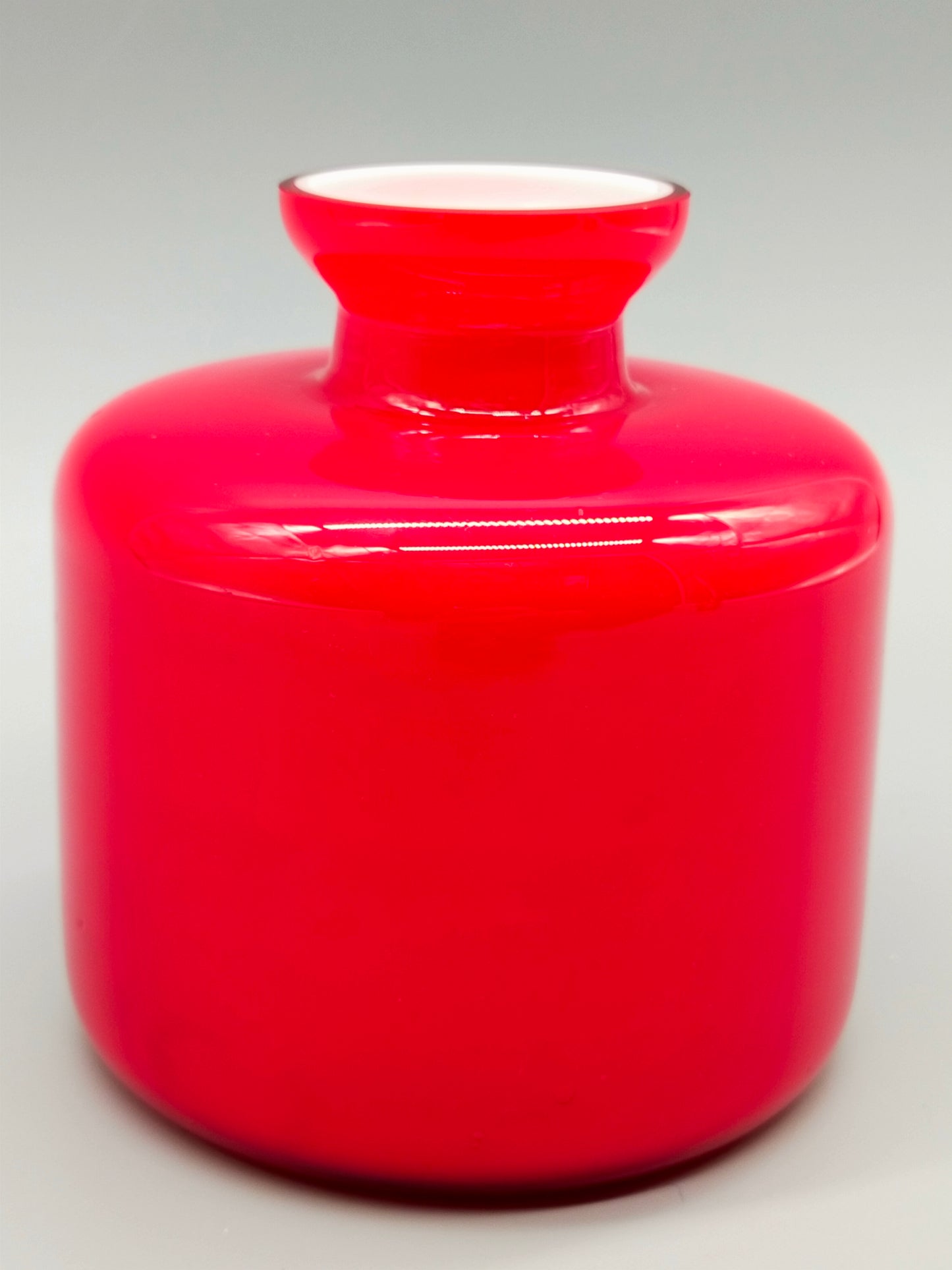 Rote Pop-Art Glasvase Stilvolles Opalglas Design im Vintage Stil