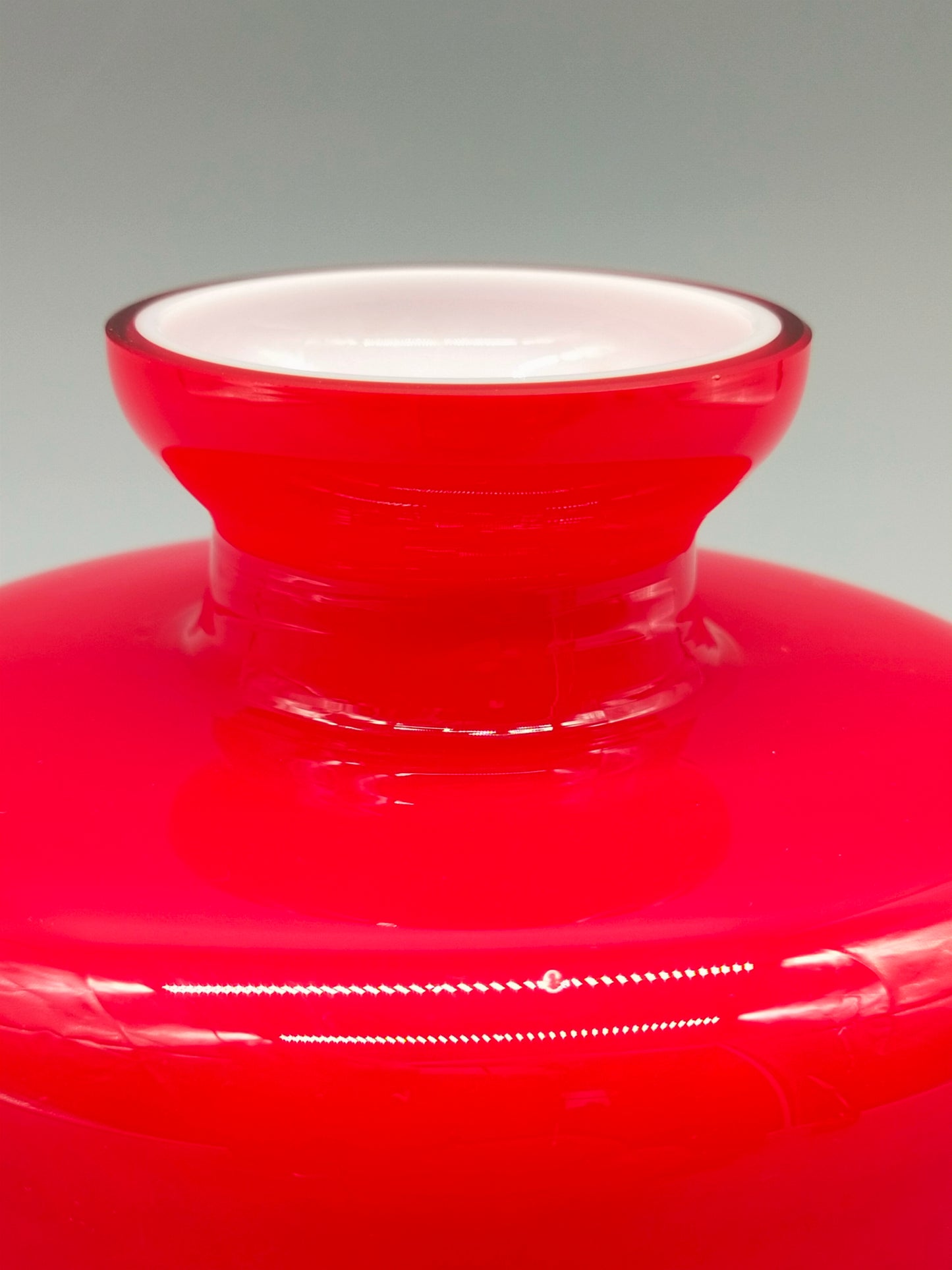 Rote Pop-Art Glasvase Stilvolles Opalglas Design im Vintage Stil