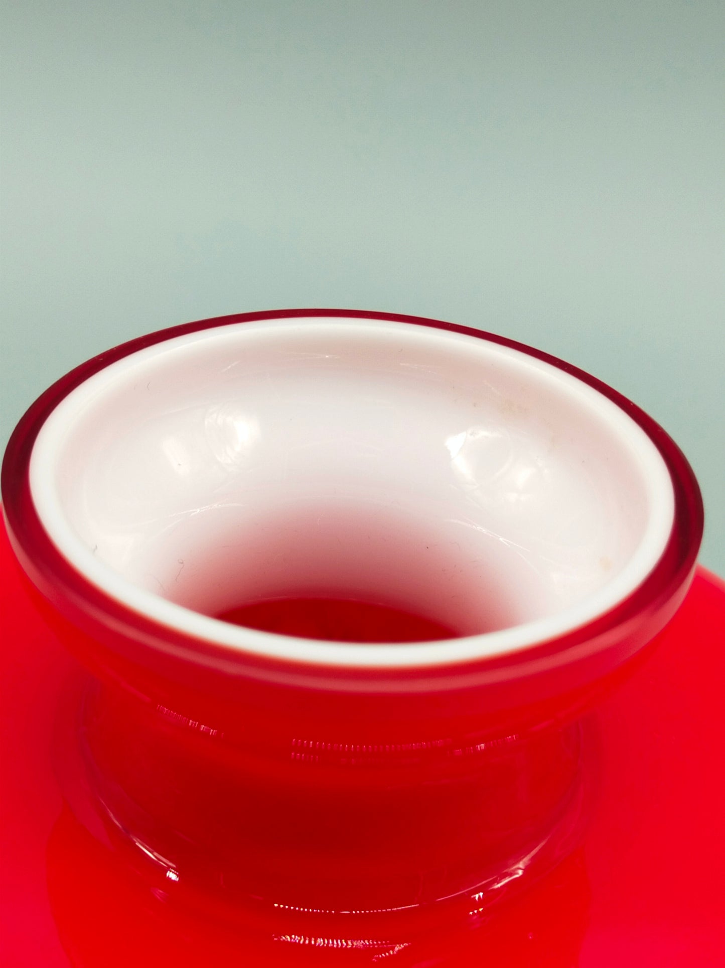 Rote Pop-Art Glasvase Stilvolles Opalglas Design im Vintage Stil