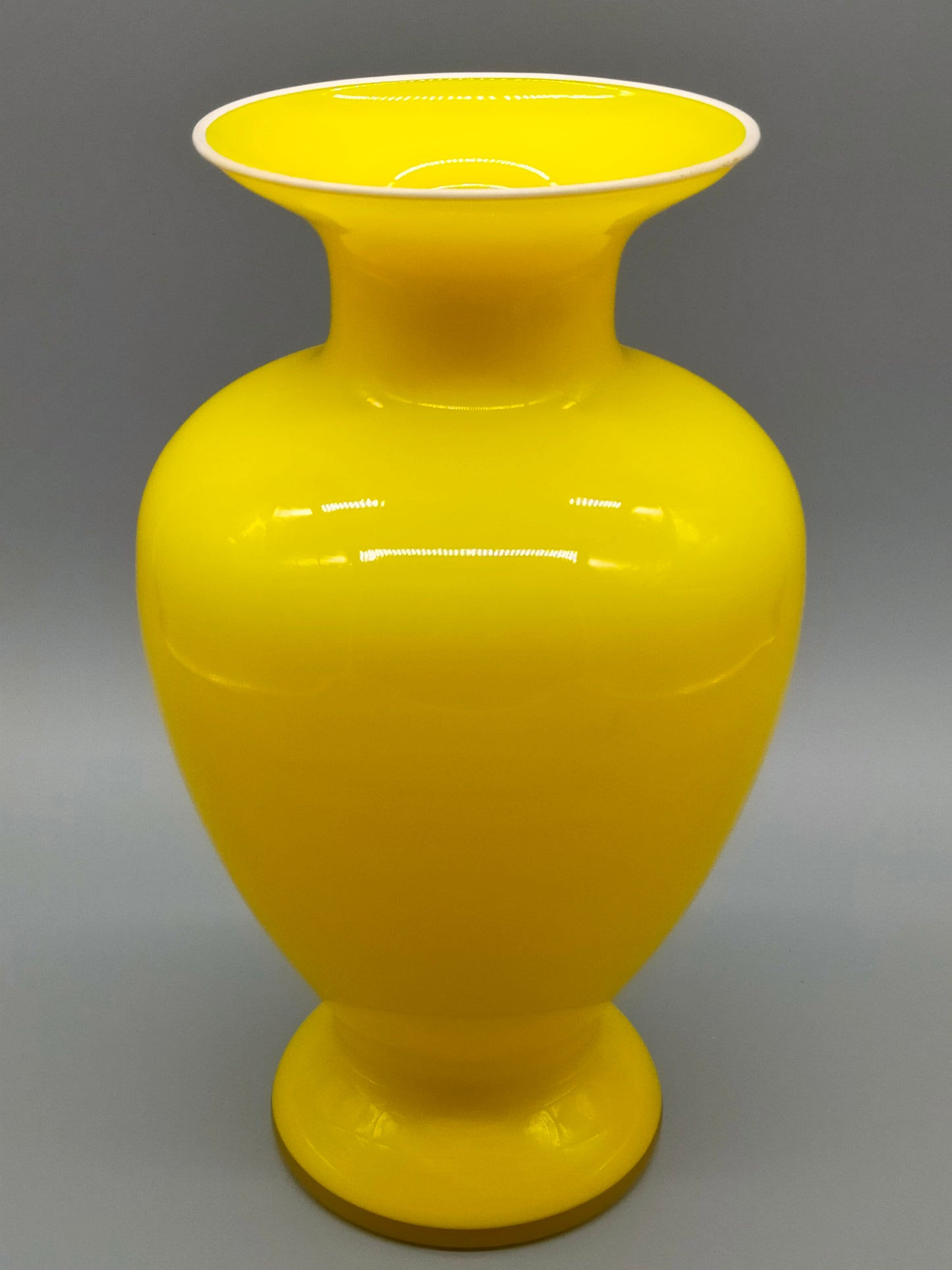 Stilvolle Murano Opalino Vase – Leuchtendes Gelb mit Lattimo-Rand