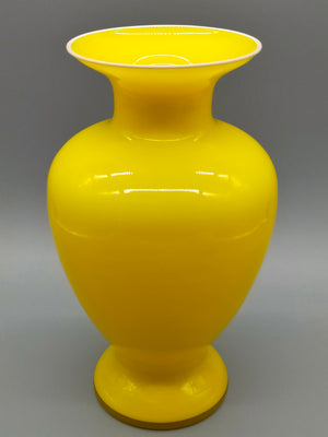 Stilvolle Murano Opalino Vase – Leuchtendes Gelb mit Lattimo-Rand