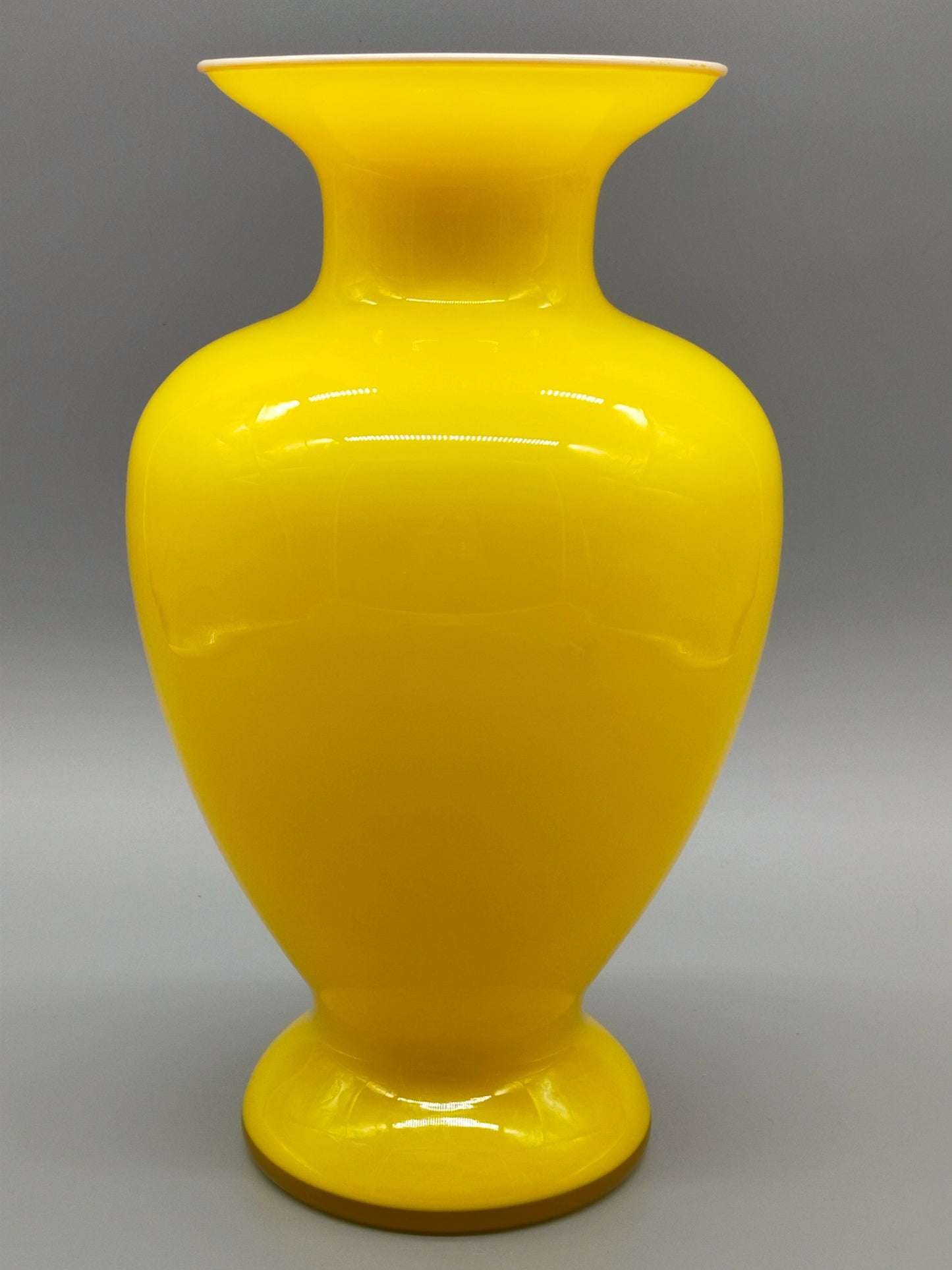 Stilvolle Murano Opalino Vase – Leuchtendes Gelb mit Lattimo-Rand