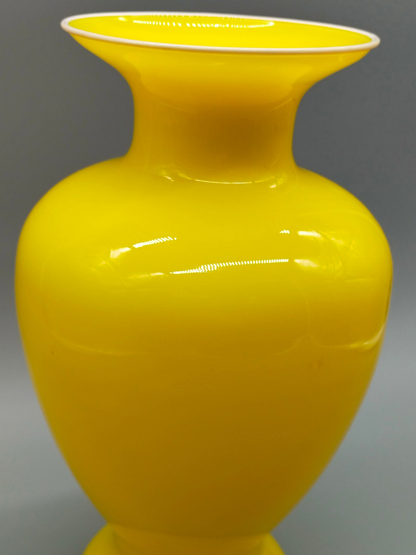 Stilvolle Murano Opalino Vase – Leuchtendes Gelb mit Lattimo-Rand