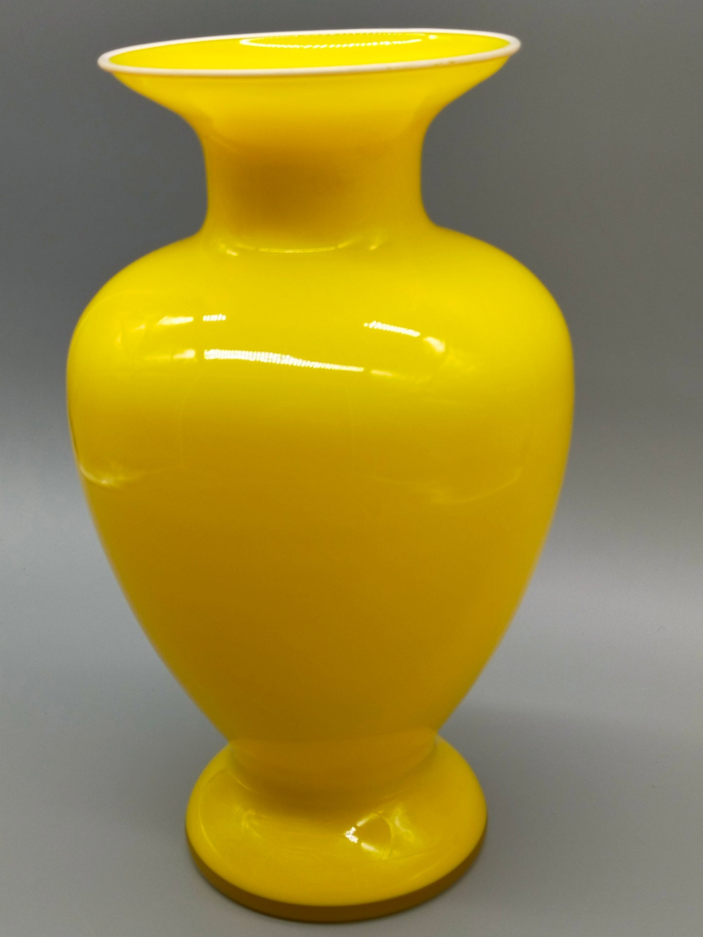 Stilvolle Murano Opalino Vase – Leuchtendes Gelb mit Lattimo-Rand