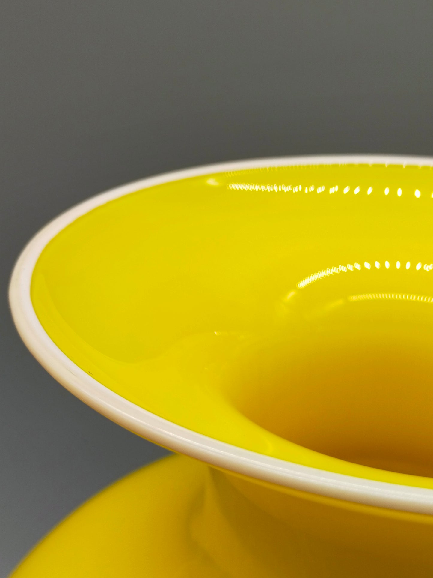 Stilvolle Murano Opalino Vase – Leuchtendes Gelb mit Lattimo-Rand